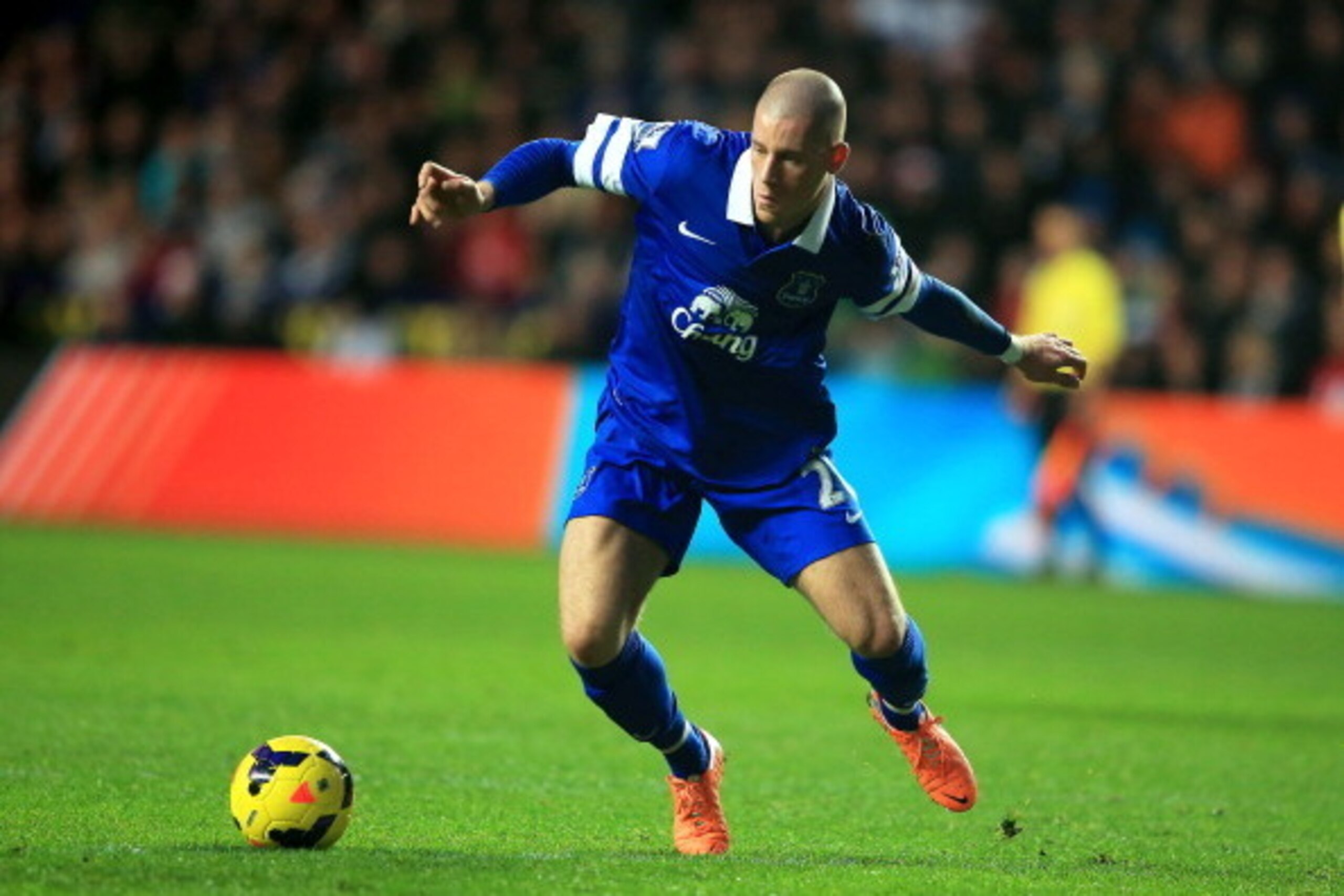 SWANSEA, WALES - DECEMBER 22:  Ross Barkley of Evertonin action during the Barclays Premier League match between Swansea City and Everton at the Liberty Stadium on December 22, 2013 in Swansea, Wales.  (Photo by Richard Heathcote/Getty Images)