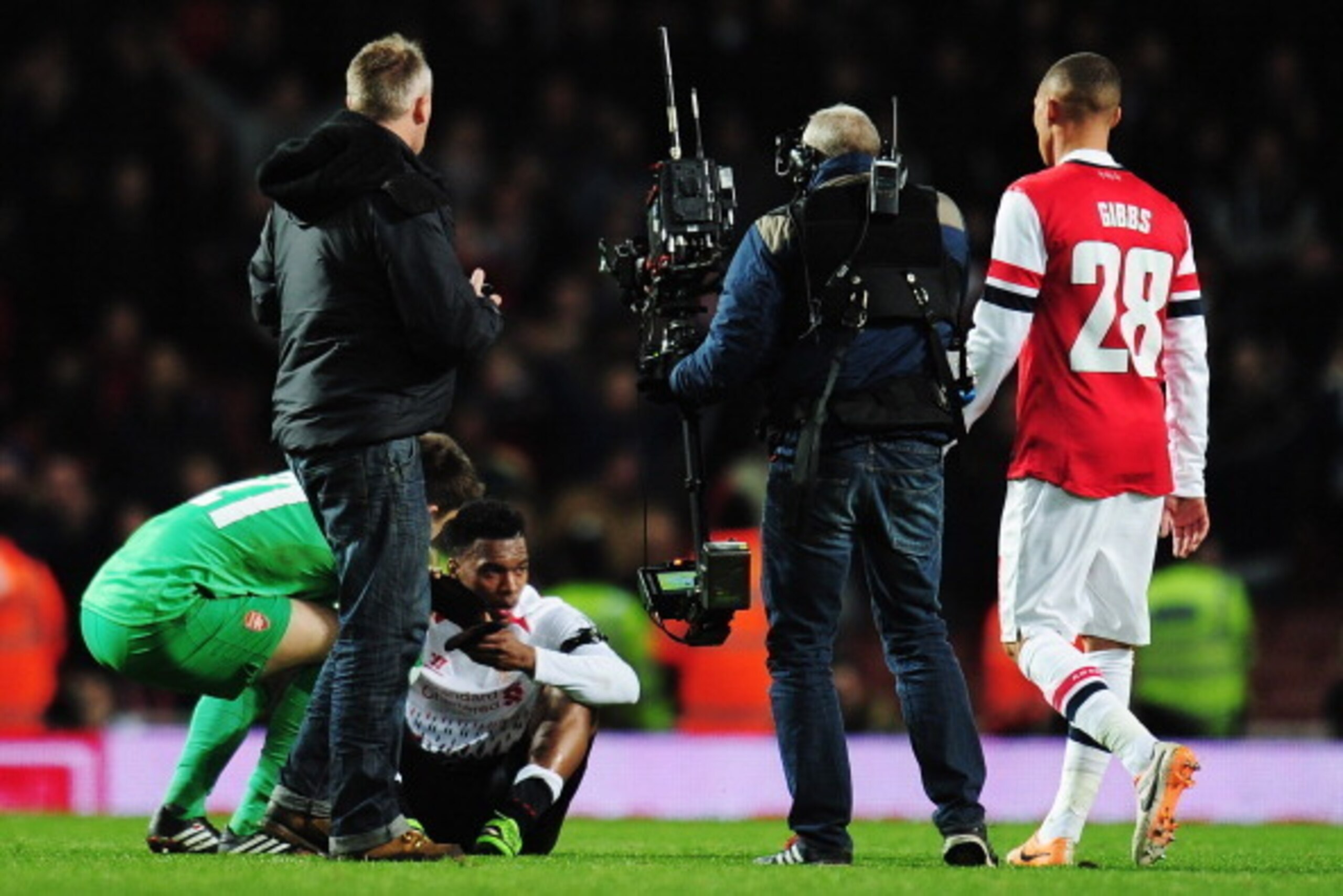 LONDON, ENGLAND - FEBRUARY 16:  Daniel Sturridge of Liverpool is consoled by Arsenal Lukasz Fabianski goalkeeper at the end of the FA Cup Fifth Round match between Arsenal and Liverpool at the Emirates Stadium on February 16, 2014 in London, England.  (Ph