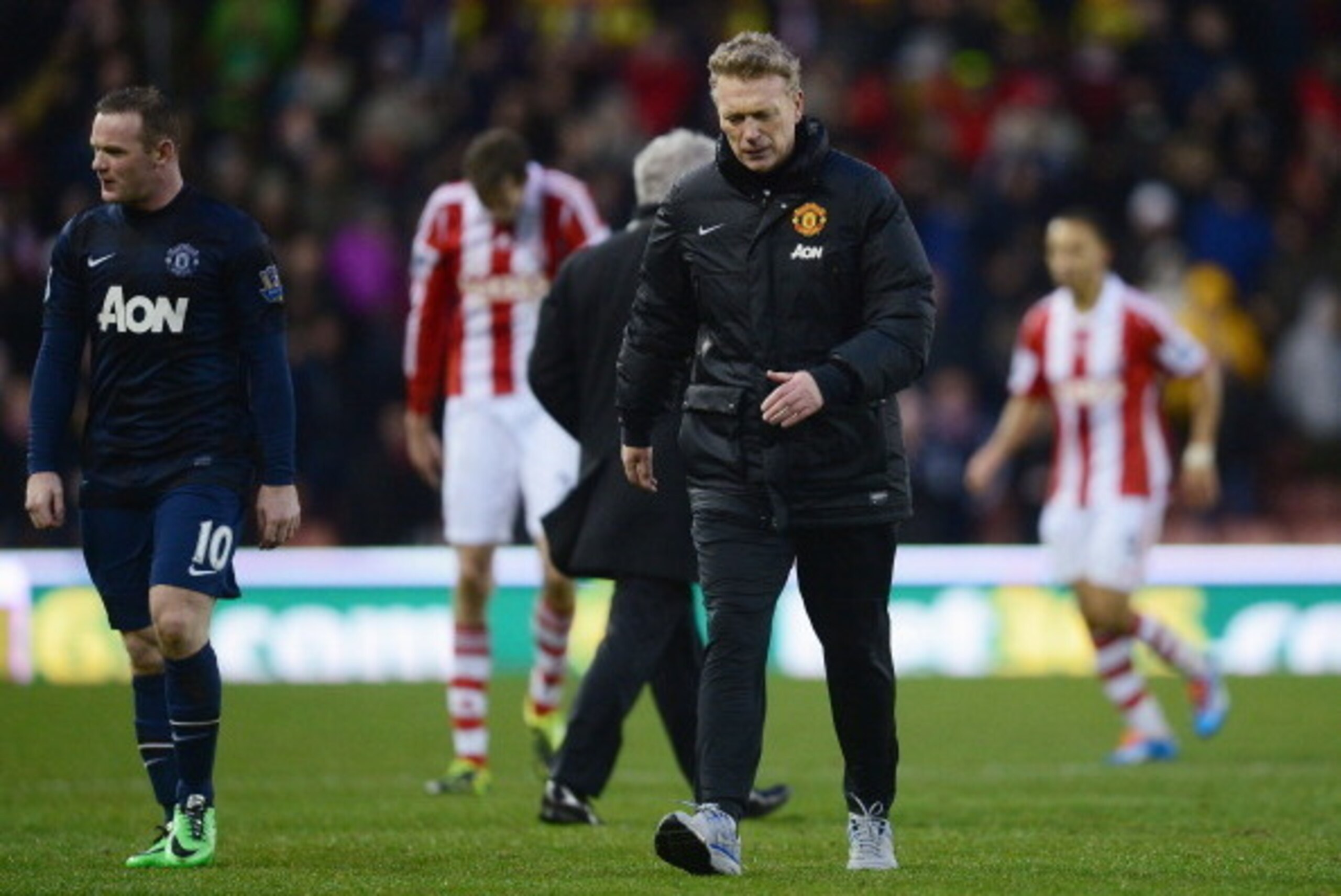 STOKE ON TRENT, ENGLAND - FEBRUARY 01: David Moyes, manager of Manchester United walks off with Wayne Rooney after the Barclays Premier League match between Stoke City and Manchester United at Britannia Stadium on February 1, 2014 in Stoke on Trent, Engl STOKE ON TRENT, ENGLAND - FEBRUARY 01: David Moyes, manager of Manchester United walks off with Wayne Rooney after the Barclays Premier League match between Stoke City and Manchester United at Britannia Stadium on February 1, 2014 in Stoke on Trent, Engl