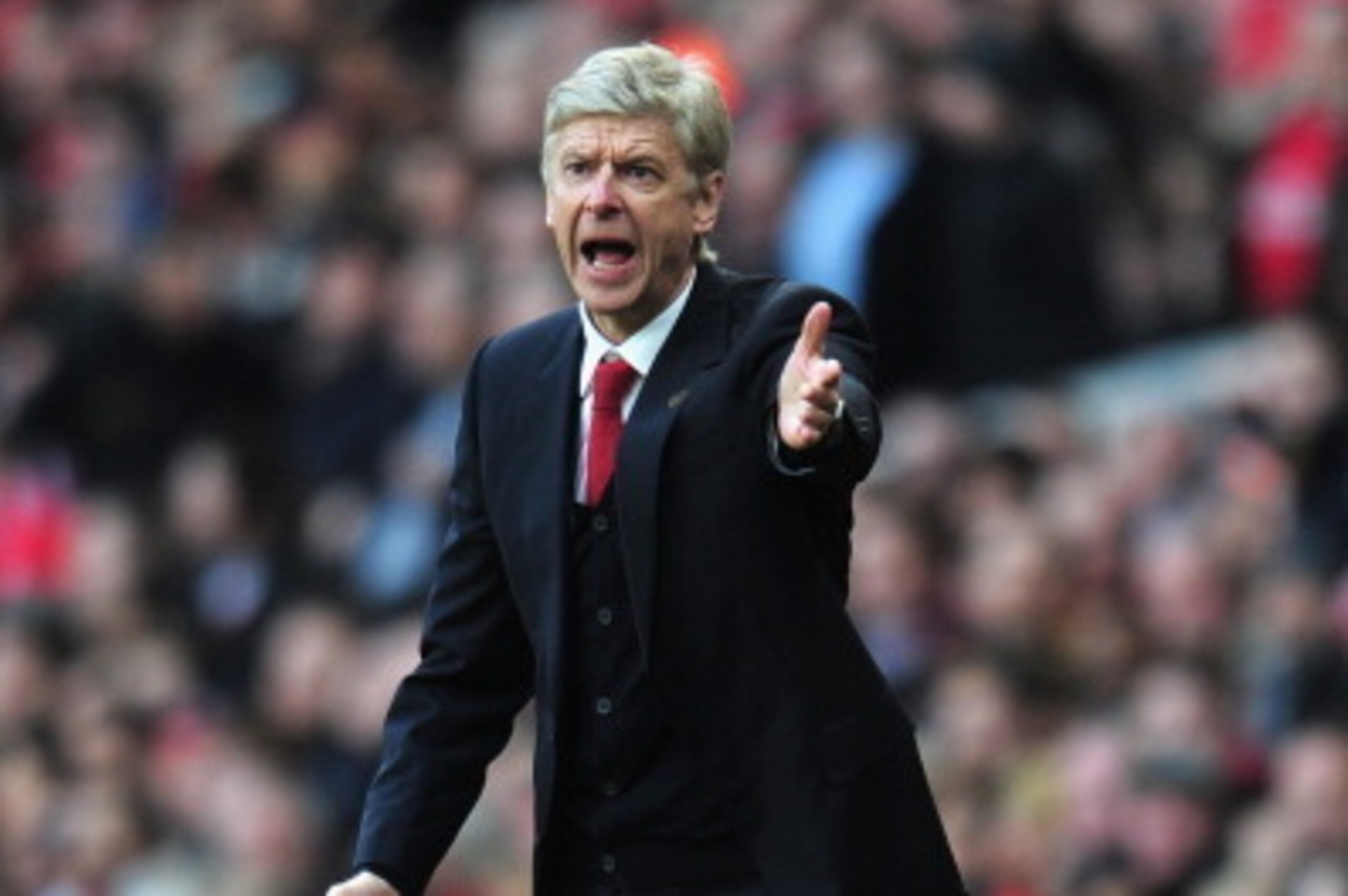 LONDON, ENGLAND - FEBRUARY 16:  Arsenal manager Arsene Wenger shouts instructions  during the FA Cup fifth round match between Arsenal and Liverpool at Emirates Stadium on February 16, 2014 in London, England.  (Photo by Shaun Botterill/Getty Images)