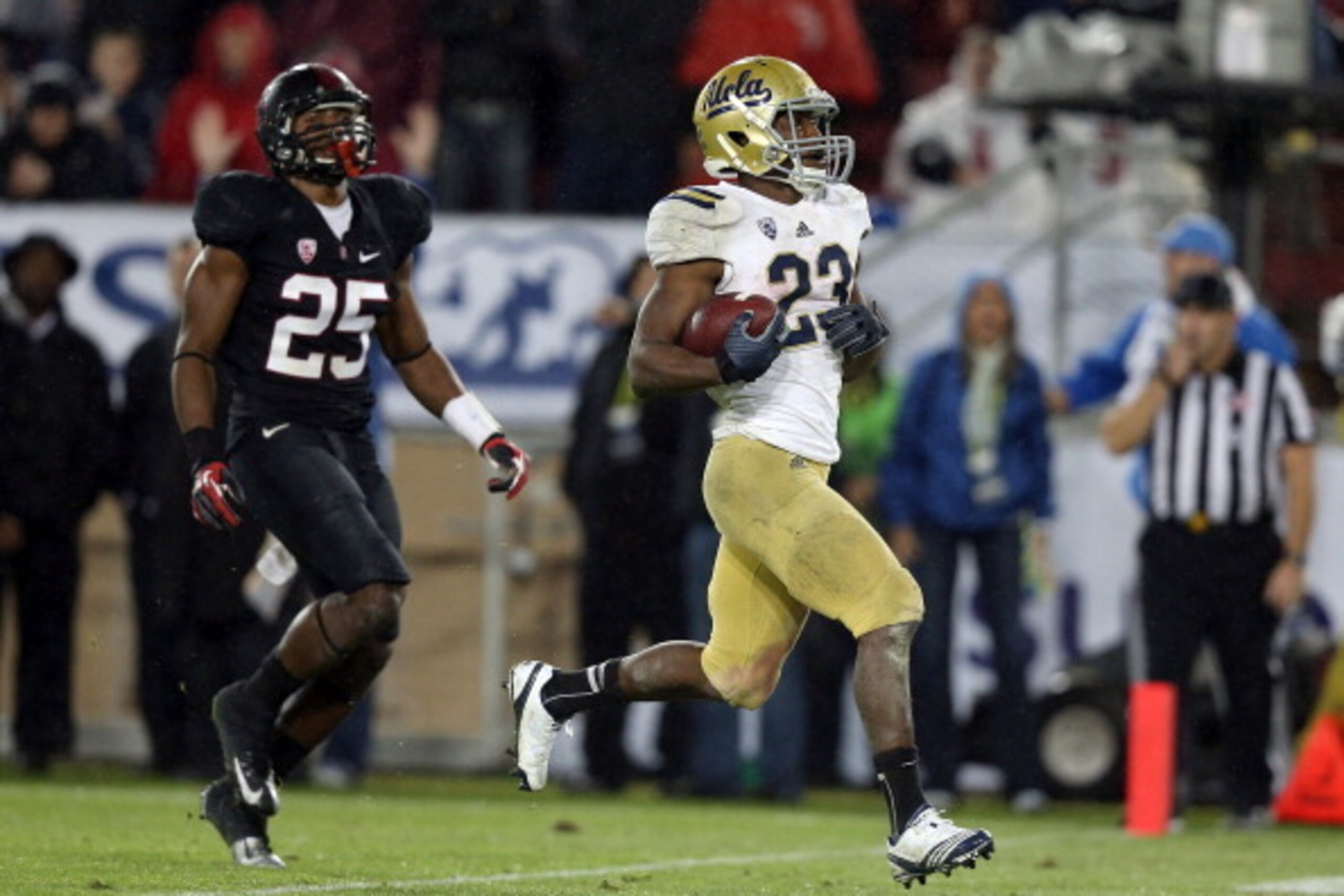 STANFORD, CA - NOVEMBER 30:  Johnathan Franklin #23 of the UCLA Bruins runs in for a touchdown against the Stanford Cardinal  during the Pac-12 Championship game at Stanford Stadium on November 30, 2012 in Stanford, California.  (Photo by Ezra Shaw/Getty 