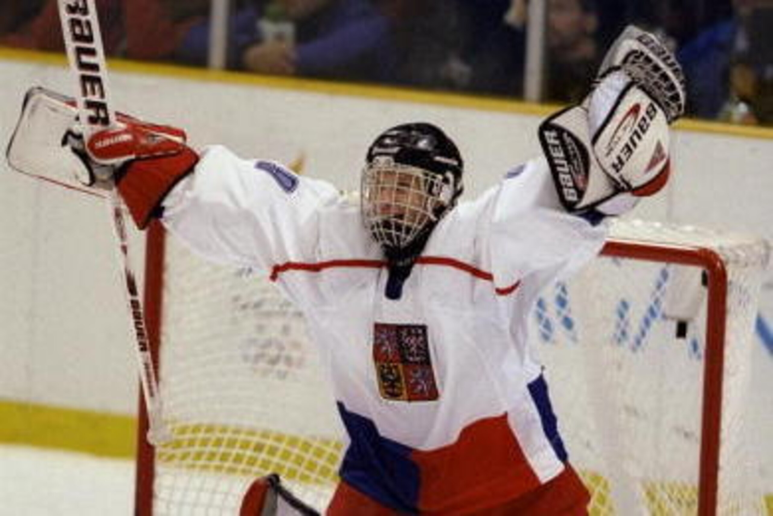 22 Feb 1998:  Goaltender Dominik Hasek of Czechoslovakia in action against Russia in the final ice hockey match during the Winter Olympics in Nagano, Japan.  Czechoslovakia won the gold medal by defeating Russia 1-0. Mandatory Credit: Al Bello  /Allsport