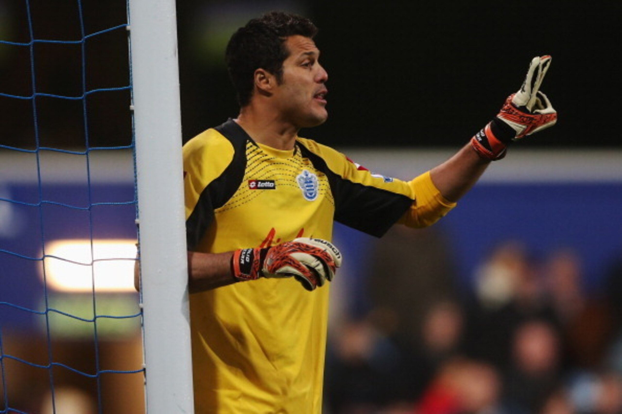LONDON, ENGLAND - OCTOBER 21:  Julio Cesar of Queens Park Rangers organises his defence during the Barclays Premier League match between Queens Park Rangers and Everton at Loftus Road on October 21, 2012 in London, England.  (Photo by Scott Heavey/Getty I