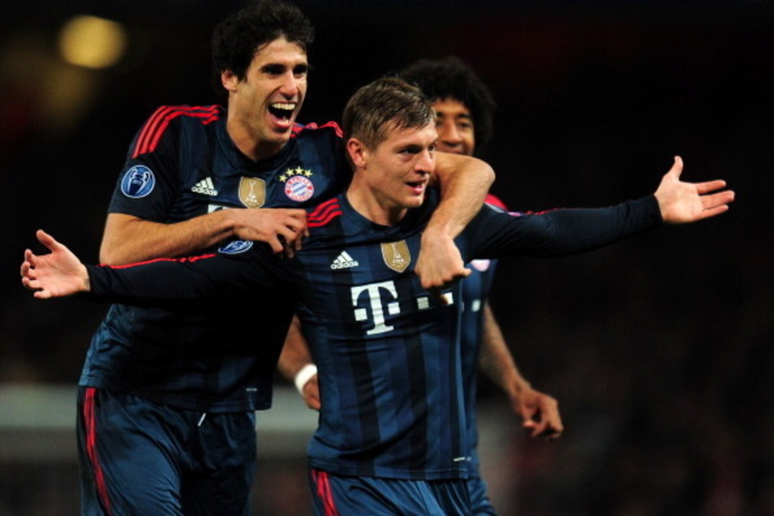 LONDON, ENGLAND - FEBRUARY 19: Toni Kroos of Bayern Muenchen celebrates scoring the opening goal with Javi Martinez of Bayern Muenchen during the UEFA Champions League Round of 16 first leg match between Arsenal and FC Bayern Muenchen at Emirates Stadium LONDON, ENGLAND - FEBRUARY 19: Toni Kroos of Bayern Muenchen celebrates scoring the opening goal with Javi Martinez of Bayern Muenchen during the UEFA Champions League Round of 16 first leg match between Arsenal and FC Bayern Muenchen at Emirates Stadium