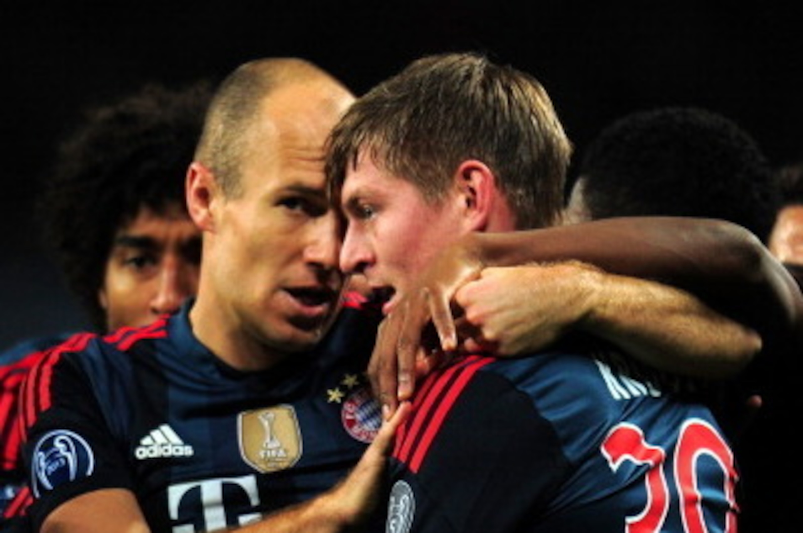 LONDON, ENGLAND - FEBRUARY 19:  Arjen Robben of Bayern Muenchen congratulates Toni Kroos of Bayern Muenchen on scoring their first goal during the UEFA Champions League Round of 16 first leg match between Arsenal and FC Bayern Muenchen at Emirates Stadium