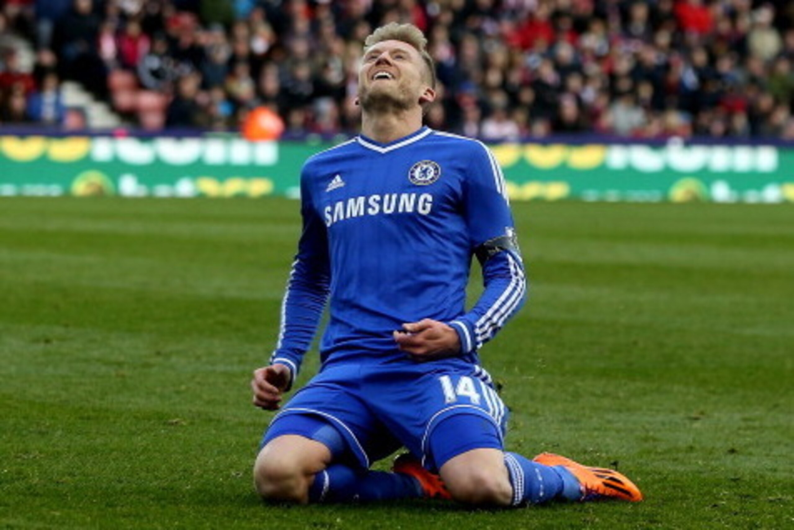 STOKE ON TRENT, ENGLAND - DECEMBER 07:  Andre Schurrle of Chelsea celebrates after scoring their first goal during the Barclays Premier League match between Stoke City and Chelsea at Britannia Stadium on December 7, 2013 in Stoke on Trent, England.  (Phot