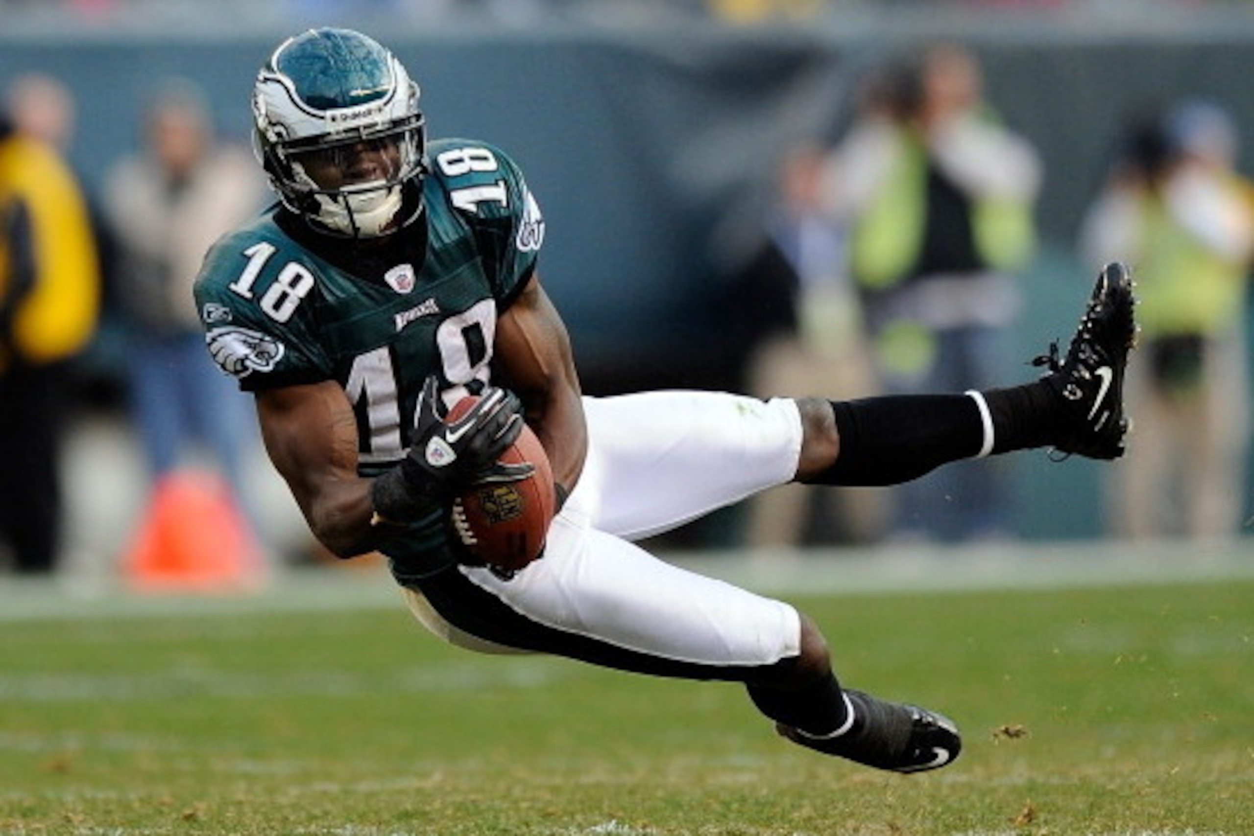 PHILADELPHIA, PA - JANUARY 01: Jeremy Maclin #18 of the Philadelphia Eagles catches a pass from Michael Vick #7 of the Eagles during a game against the Washington Redskins at Lincoln Financial Field on January 1, 2012 in Philadelphia, Pennsylvania. (Pho PHILADELPHIA, PA - JANUARY 01: Jeremy Maclin #18 of the Philadelphia Eagles catches a pass from Michael Vick #7 of the Eagles during a game against the Washington Redskins at Lincoln Financial Field on January 1, 2012 in Philadelphia, Pennsylvania. (Pho