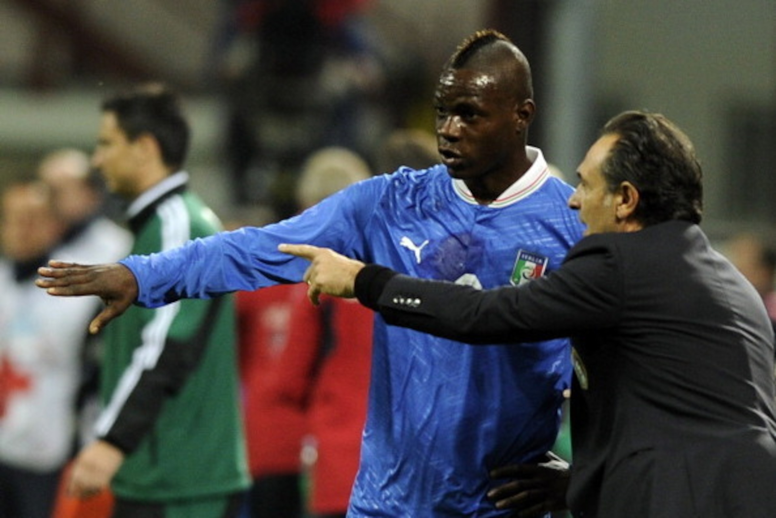 MILAN, ITALY - OCTOBER 16:  Head coach Cesare Prandelli and Mario Balotelli of Italy during the FIFA 2014 World Cup Qualifier group B match between Italy and Denmark at Stadio Giuseppe Meazza on October 16, 2012 in Milan, Italy.  (Photo by Claudio Villa/G