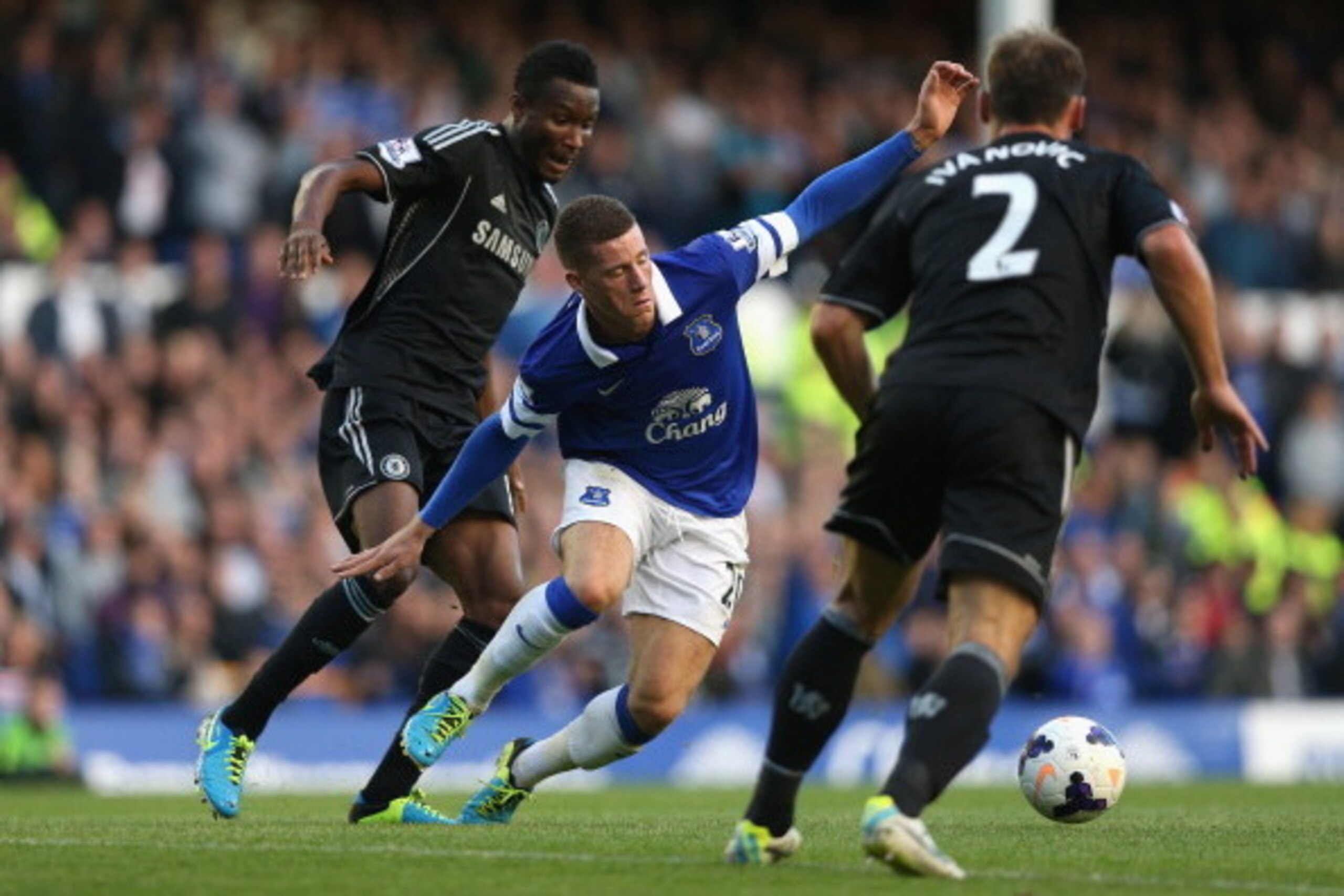 LIVERPOOL, ENGLAND - SEPTEMBER 14:  Ross Barkley of Everton competes with John Obi Mikel of Chelsea during the Barclays Premier League match between Everton and Chelsea at Goodison Park on September 14, 2013 in Liverpool, England.  (Photo by Clive Brunski