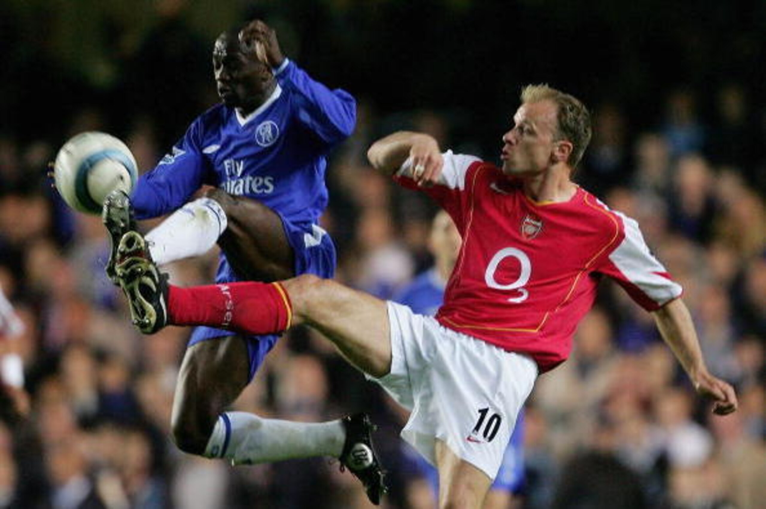 LONDON, ENGLAND - APRIL 20:  Claude Makelele of Chelsea challenges with Dennis Bergkamp of Arsenal during the Barclays Premiership match between Chelsea and Arsenal at Stamford Bridge on April 20, 2005 in London, England.  (Photo by Mike Hewitt/Getty Imag