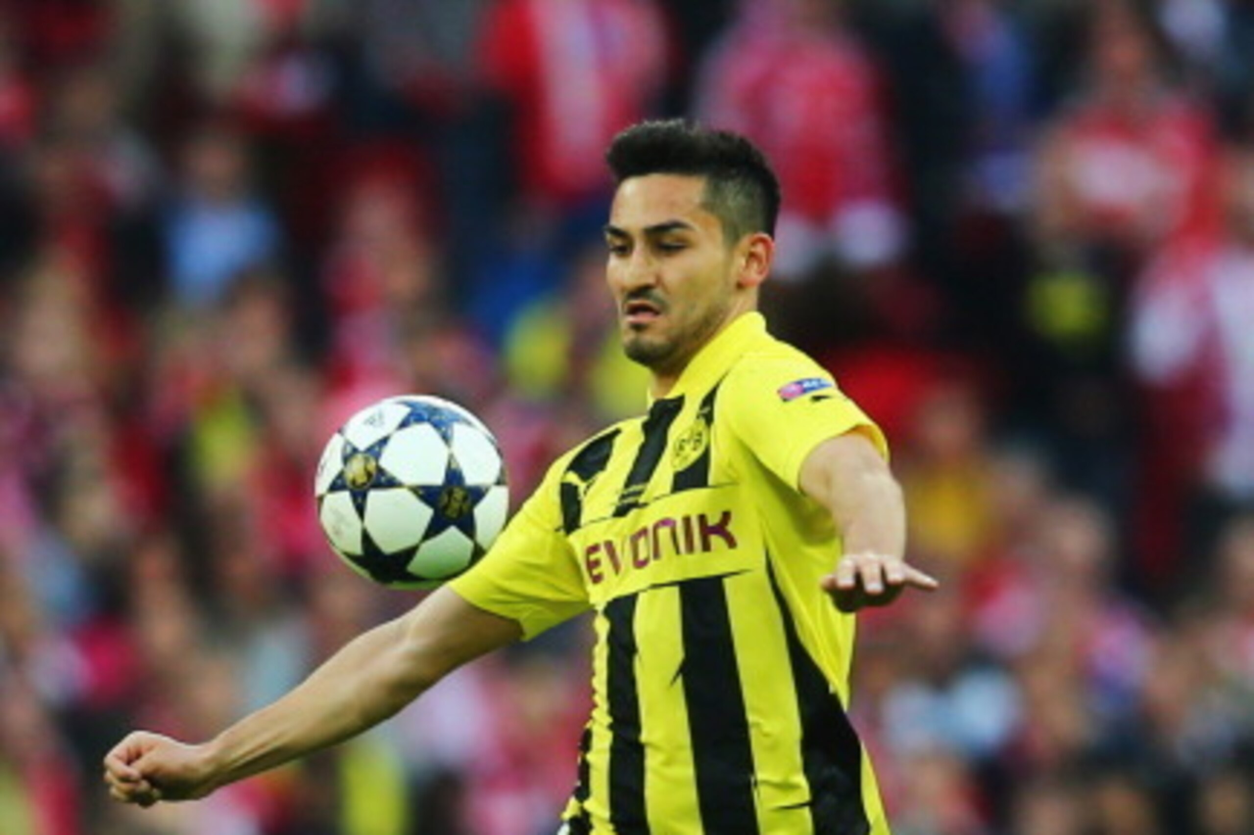 LONDON, ENGLAND - MAY 25:  Ilkay Gundogan of Borussia Dortmund controls the ball during the UEFA Champions League final match between Borussia Dortmund and FC Bayern Muenchen at Wembley Stadium on May 25, 2013 in London, United Kingdom.  (Photo by Alex Gr