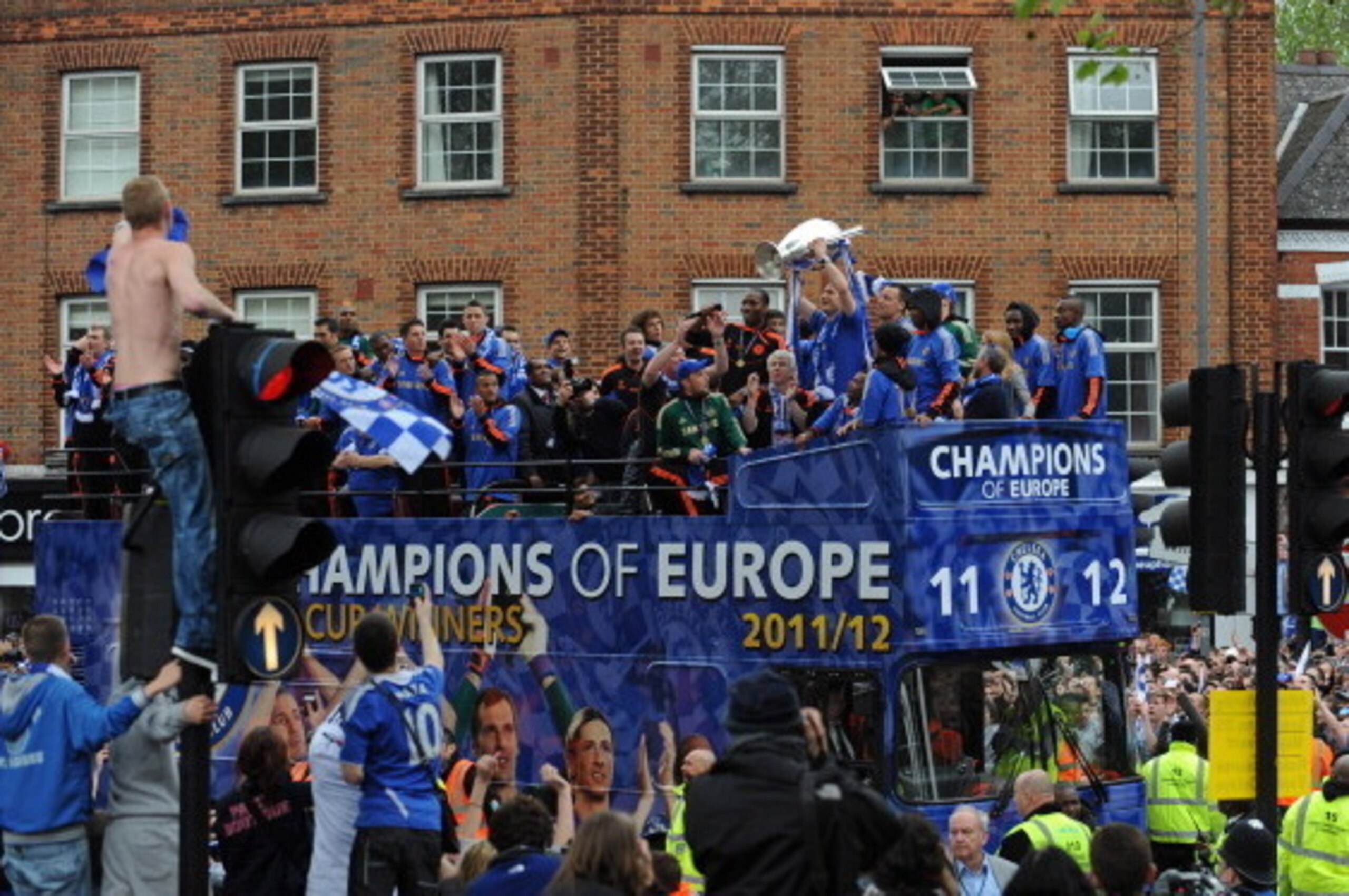 LONDON, ENGLAND - MAY 20: Frank Lampard of Chelsea lifts the Champions League trophy during the Chelsea victory parade following their UEFA Champions League and FA Cup victories on May 20, 2012 in London, England. (Photo by Steve Bardens/Getty Images)
