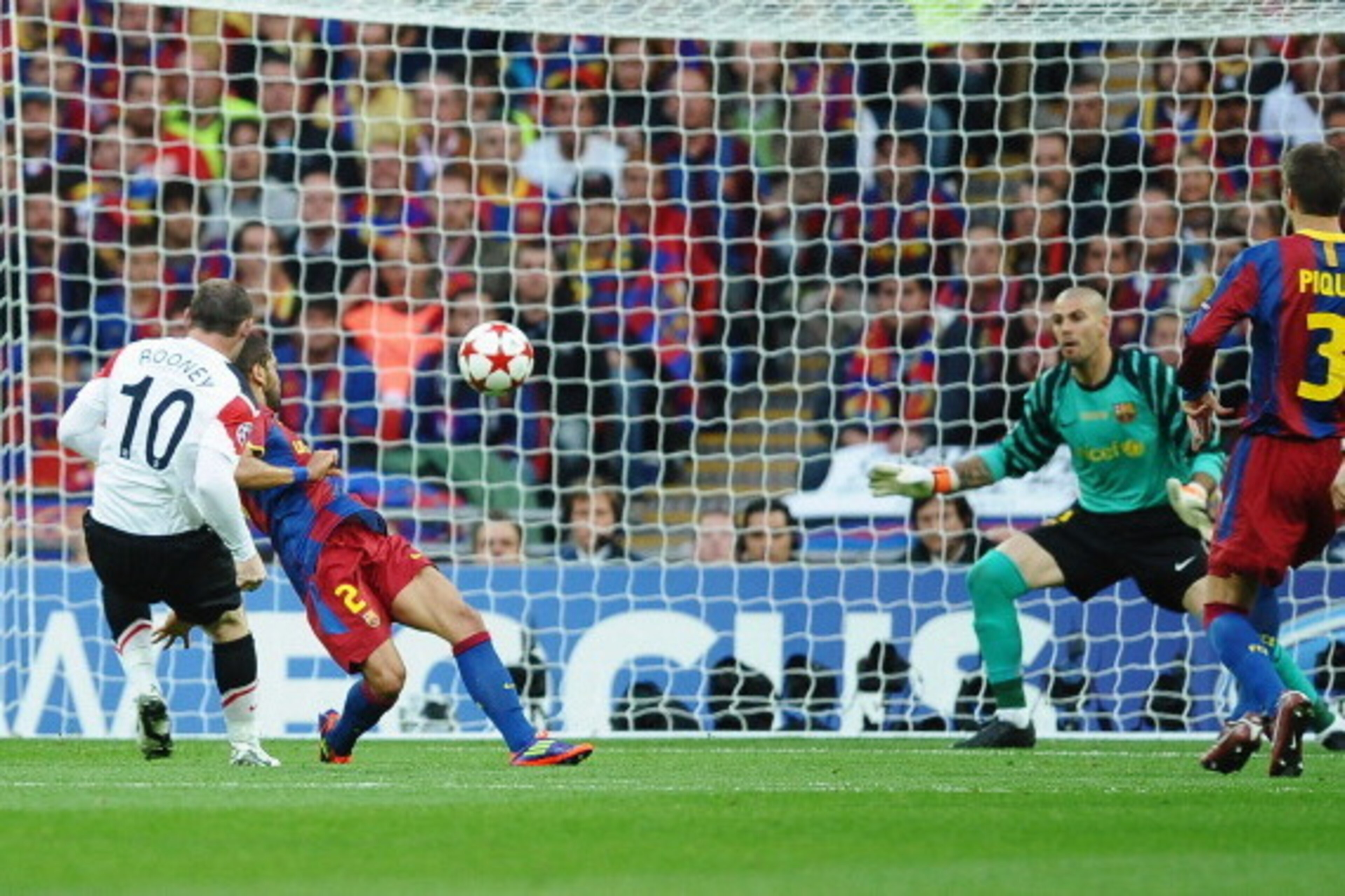 LONDON, ENGLAND - MAY 28: Wayne Rooney of Manchester United (L) scores the equalising goal past Victor Valdes of FC Barcelona (2R) during the UEFA Champions League final between FC Barcelona and Manchester United FC at Wembley Stadium on May 28, 2011 in LONDON, ENGLAND - MAY 28: Wayne Rooney of Manchester United (L) scores the equalising goal past Victor Valdes of FC Barcelona (2R) during the UEFA Champions League final between FC Barcelona and Manchester United FC at Wembley Stadium on May 28, 2011 in