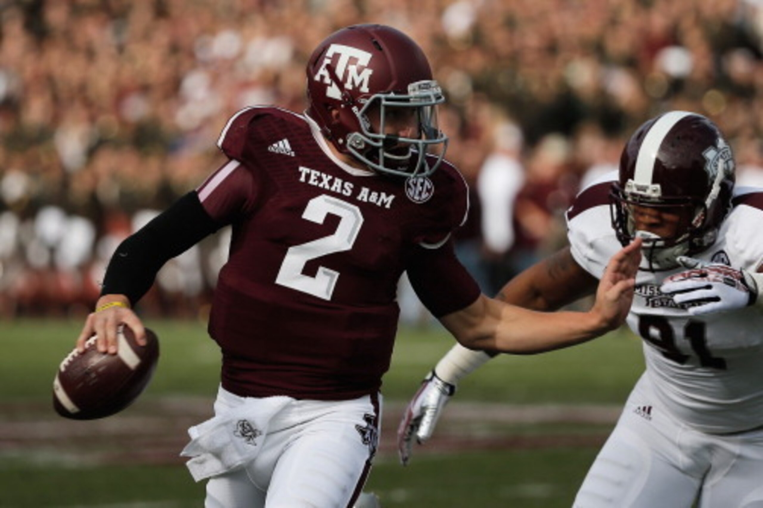 COLLEGE STATION, TX - NOVEMBER 09:  Johnny Manziel #2 of the Texas A&M Aggies fights off the tackle of Preston Smith #91 of the Mississippi State Bulldogs at Kyle Field on November 9, 2013 in College Station, Texas.  (Photo by Scott Halleran/Getty Images)