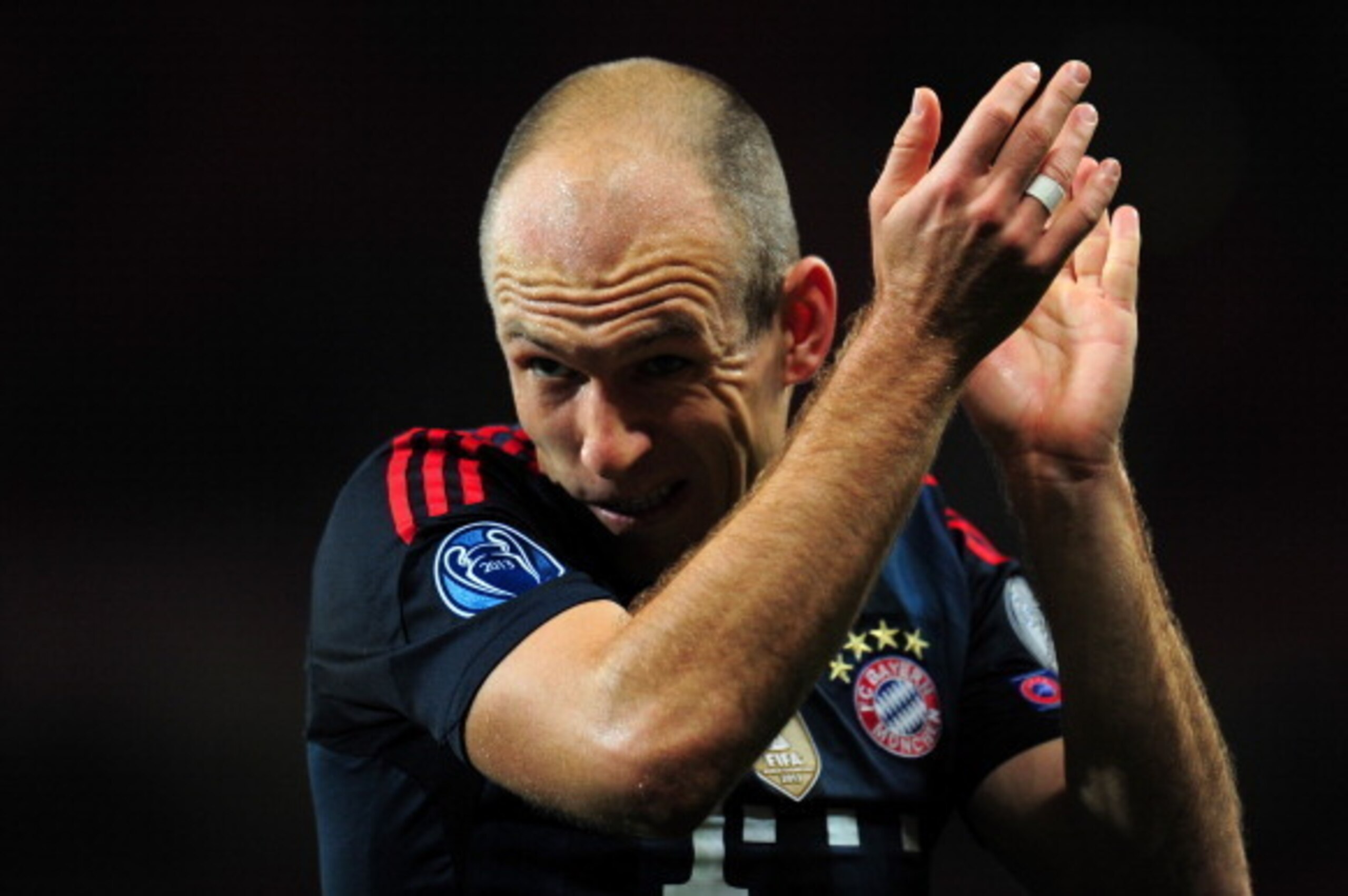 LONDON, ENGLAND - FEBRUARY 19:  Arjen Robben of Bayern Muenchen applauds the fans at the final whistle during the UEFA Champions League Round of 16 first leg match between Arsenal and FC Bayern Muenchen at Emirates Stadium on February 19, 2014 in London,
