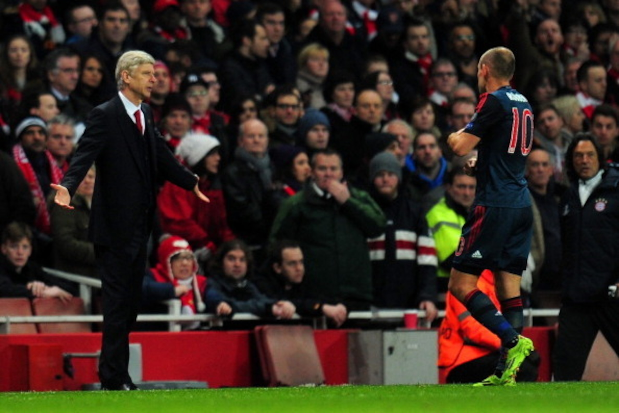 LONDON, ENGLAND - FEBRUARY 19: Arsene Wenger manager of Arsenal appeals to Arjen Robben of Bayern Muenchen  during the UEFA Champions League Round of 16 first leg match between Arsenal and FC Bayern Muenchen at Emirates Stadium on February 19, 2014 in Lon