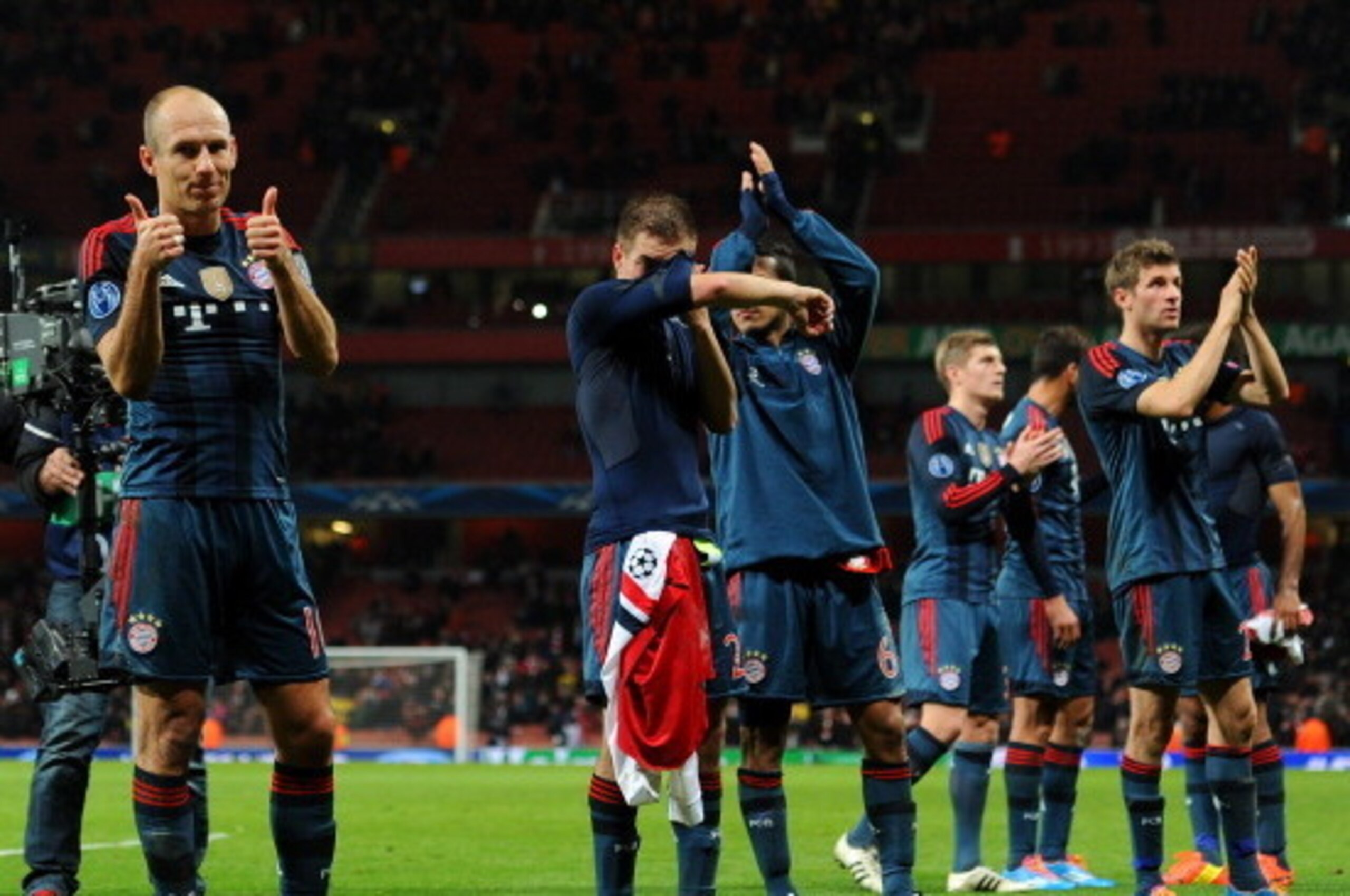 LONDON, ENGLAND - FEBRUARY 19:  Arjen Robben of Bayern Muenchen gives the thumbs up to the fans at the final whistle during the UEFA Champions League Round of 16 first leg match between Arsenal and FC Bayern Muenchen at Emirates Stadium on February 19, 20