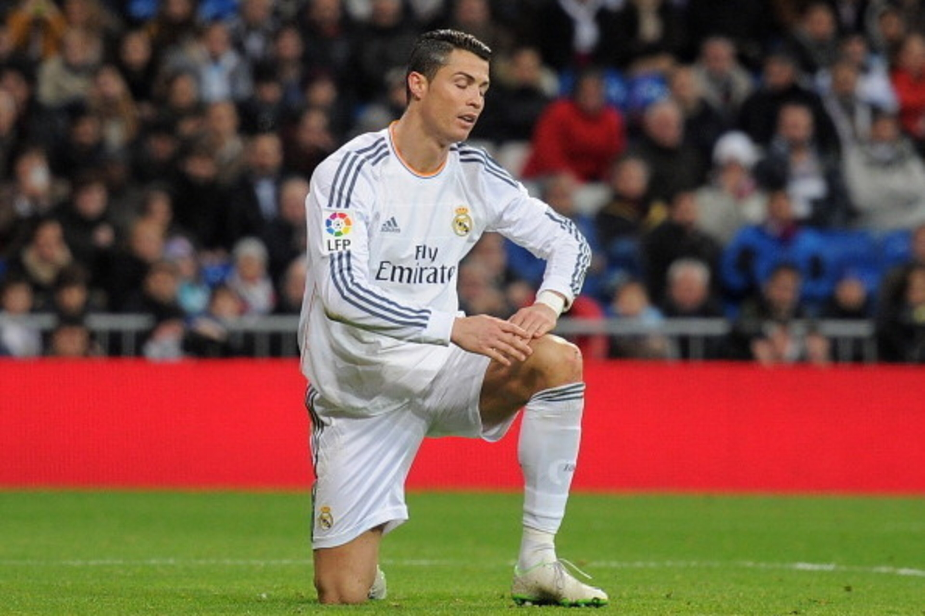 MADRID, SPAIN - JANUARY 28:  Cristiano Ronaldo of Real Madrid CF reacts during the Copa Del Rey Quarter Final, 2nd leg match between Real Madrid CF and RCD Espanyol at Estadio Santiago Bernabeu on January 28, 2014 in Madrid, Spain.  (Photo by Denis Doyle/