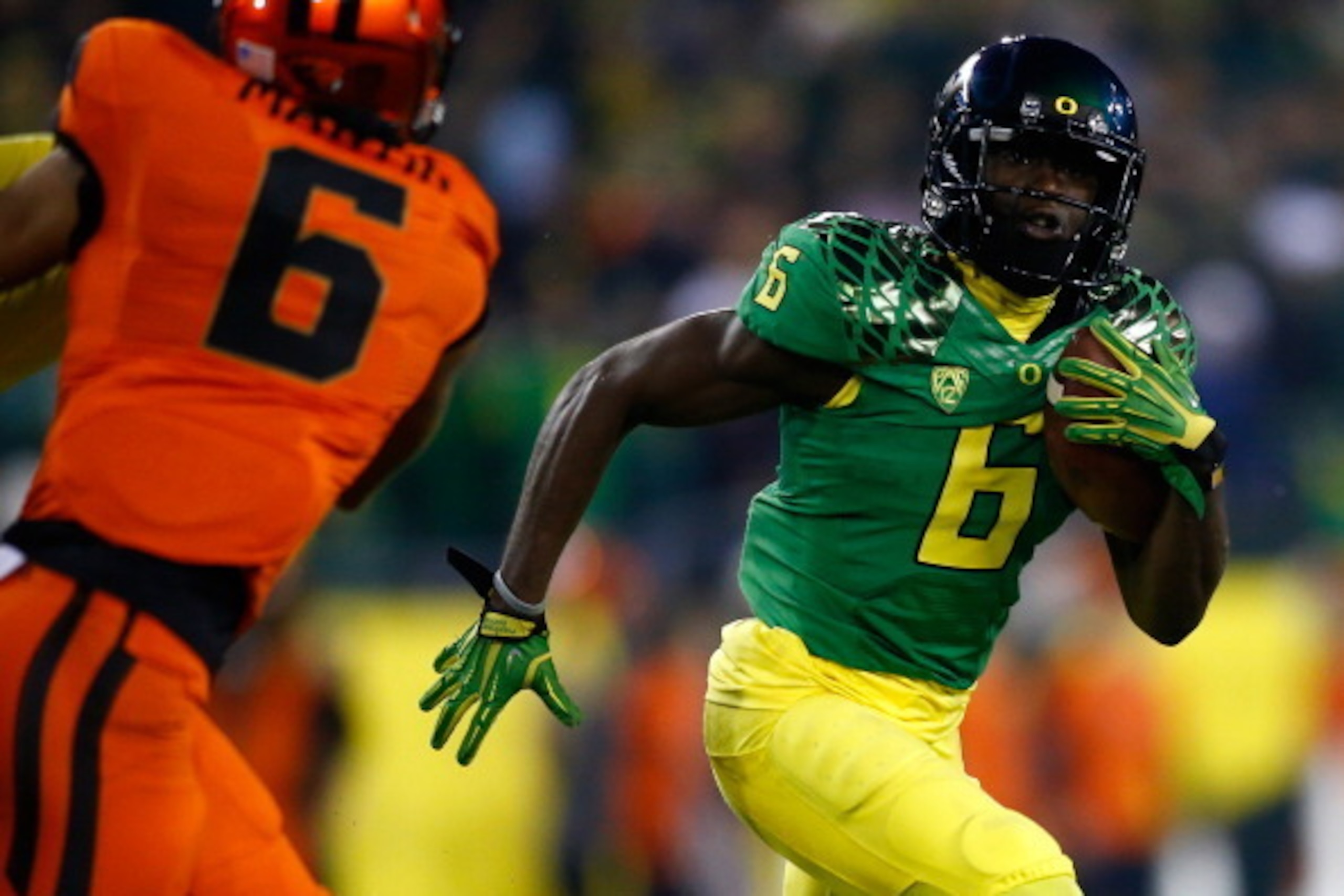 EUGENE, OR - NOVEMBER 29: De'Anthony Thomas #6 of the Oregon Ducks runs the ball against the Oregon State Beavers during the 117th playing of the Civil War on November 29, 2013 at the Autzen Stadium in Eugene, Oregon. (Photo by Jonathan Ferrey/Getty Ima EUGENE, OR - NOVEMBER 29: De'Anthony Thomas #6 of the Oregon Ducks runs the ball against the Oregon State Beavers during the 117th playing of the Civil War on November 29, 2013 at the Autzen Stadium in Eugene, Oregon. (Photo by Jonathan Ferrey/Getty Ima