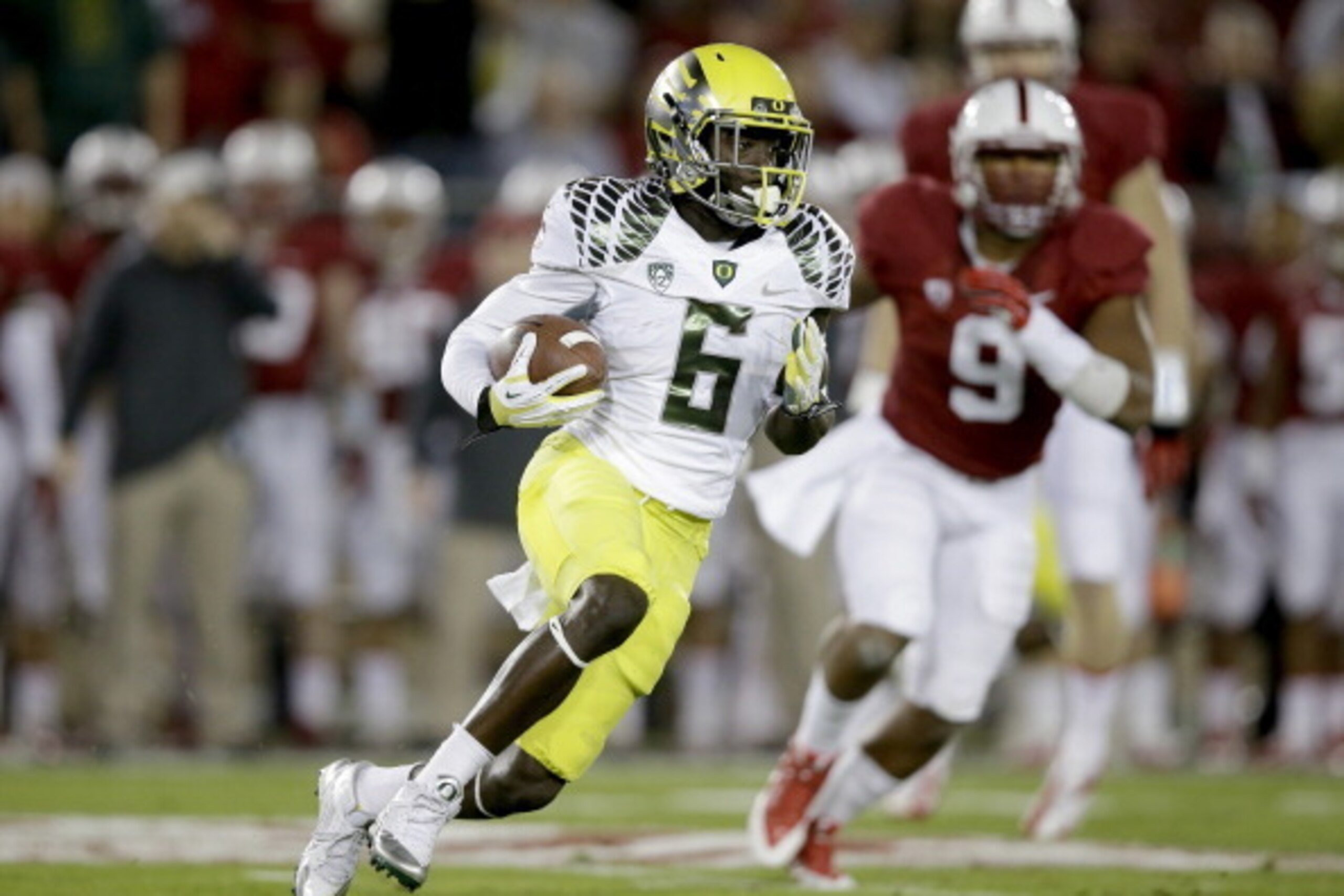 PALO ALTO, CA - NOVEMBER 07: Running back De'Anthony Thomas #6 of the Oregon Ducks runs the ball in the first half in front of linebacker James Vaughters #9 of the Stanford Cardinal at Stanford Stadium on November 7, 2013 in Palo Alto, California. (Phot PALO ALTO, CA - NOVEMBER 07: Running back De'Anthony Thomas #6 of the Oregon Ducks runs the ball in the first half in front of linebacker James Vaughters #9 of the Stanford Cardinal at Stanford Stadium on November 7, 2013 in Palo Alto, California. (Phot