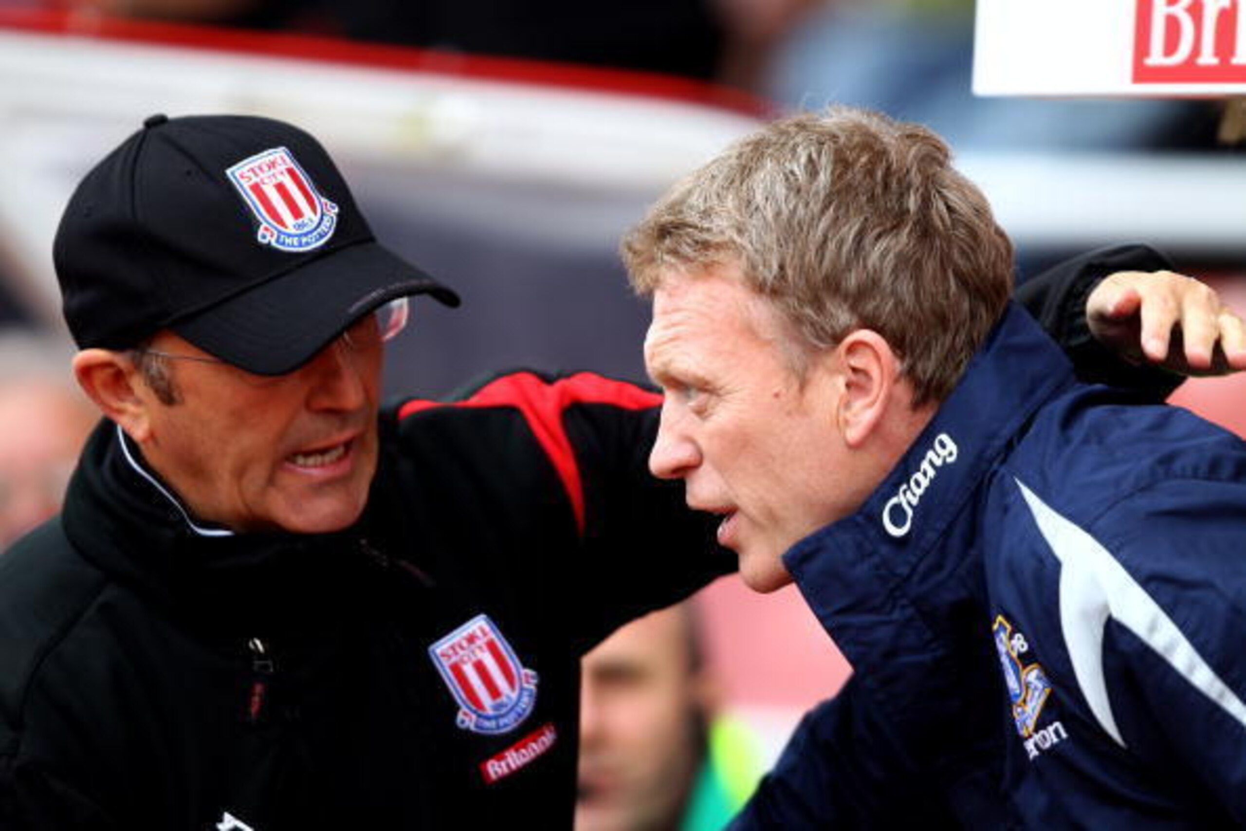 STOKE ON TRENT, ENGLAND - MAY 01:  Manager David Moyes of Everton greets manager Tony Pulis of Stoke City at the start of  the Barclays Premier League match between Stoke City and Everton at Britannia Stadium on May 1, 2010 in Stoke on Trent, England.  (P