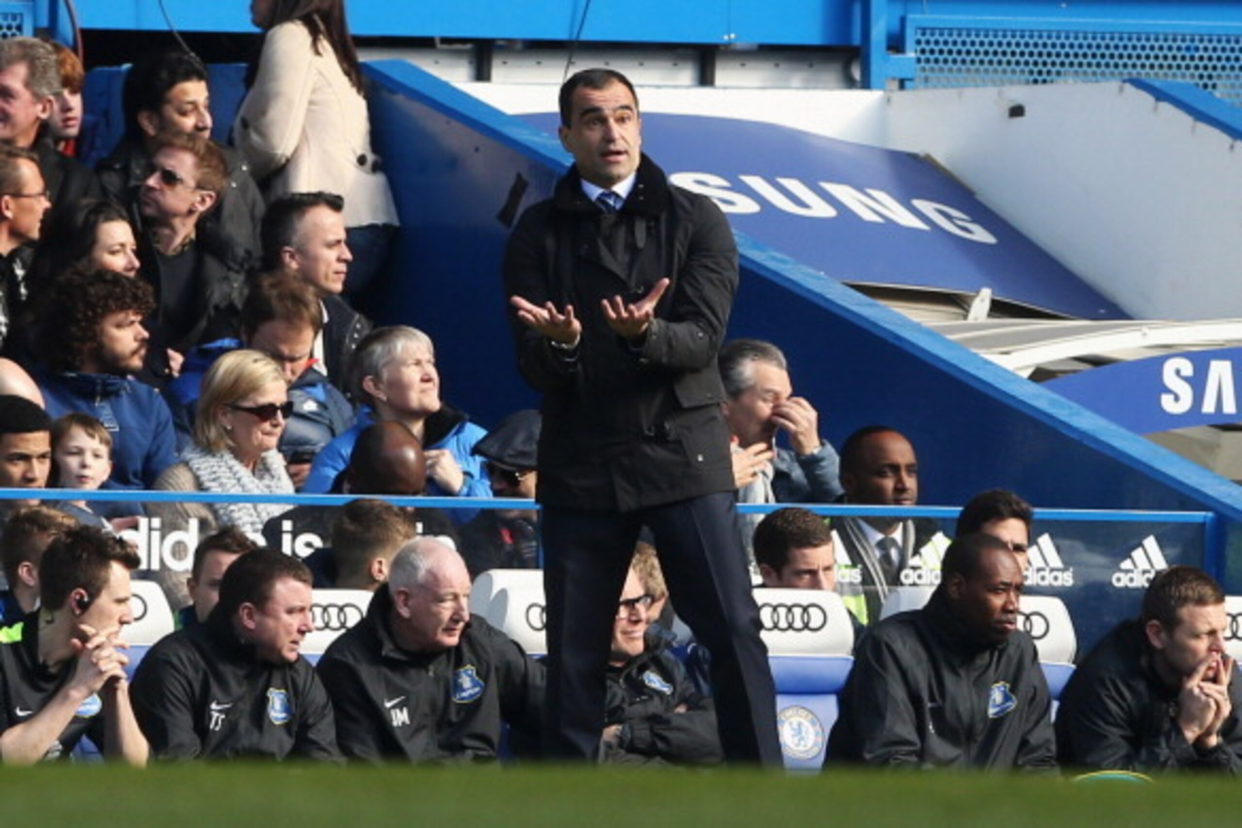 LONDON, ENGLAND - FEBRUARY 22:  Roberto Martinez manager of Everton gestures from the touchline during the Barclays Premier League match between Chelsea and Everton at Stamford Bridge on February 22, 2014 in London, England.  (Photo by Scott Heavey/Getty 