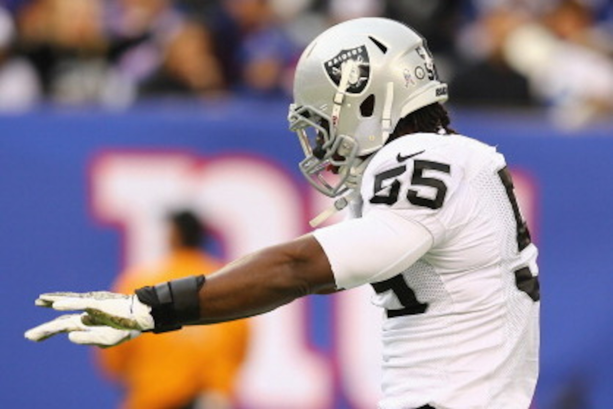 EAST RUTHERFORD, NJ - NOVEMBER 10:   Sio Moore #55 of the Oakland Raiders in action against the New York Giants during their game at MetLife Stadium on November 10, 2013 in East Rutherford, New Jersey.  (Photo by Al Bello/Getty Images)