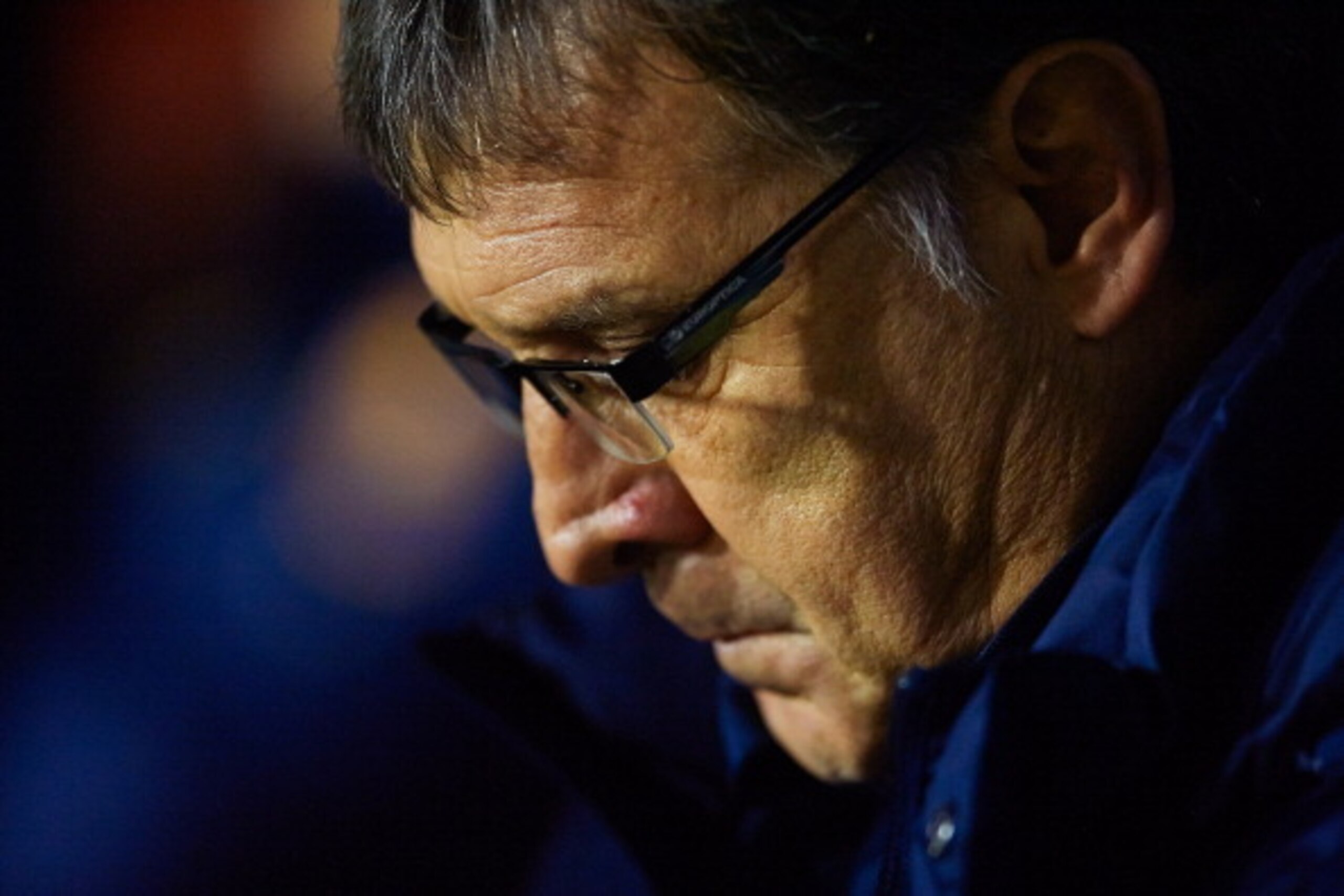VALENCIA, SPAIN - JANUARY 22:  Head coach Gerardo Martino of Barcelona reacts prior to the start the Copa del Rey Quarter Final First Leg match between Levante UD and FC Barcelona at Ciutat de Valencia on January 22, 2014 in Valencia, Spain.  (Photo by Ma