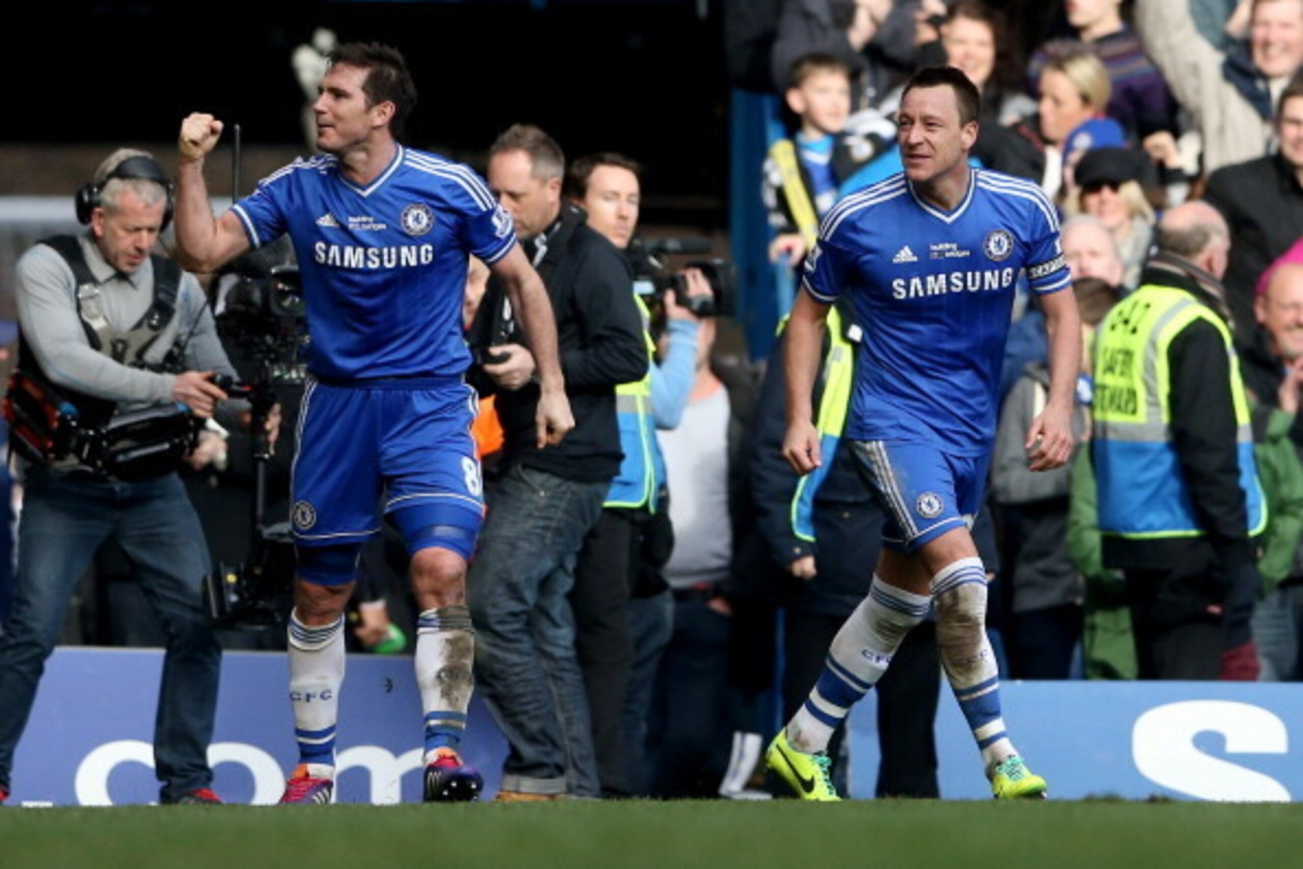 LONDON, ENGLAND - FEBRUARY 22:  Frank Lampard of Chelsea (L) celebrates with John Terry as he scores their first goal during the Barclays Premier League match between Chelsea and Everton at Stamford Bridge on February 22, 2014 in London, England.  (Photo 