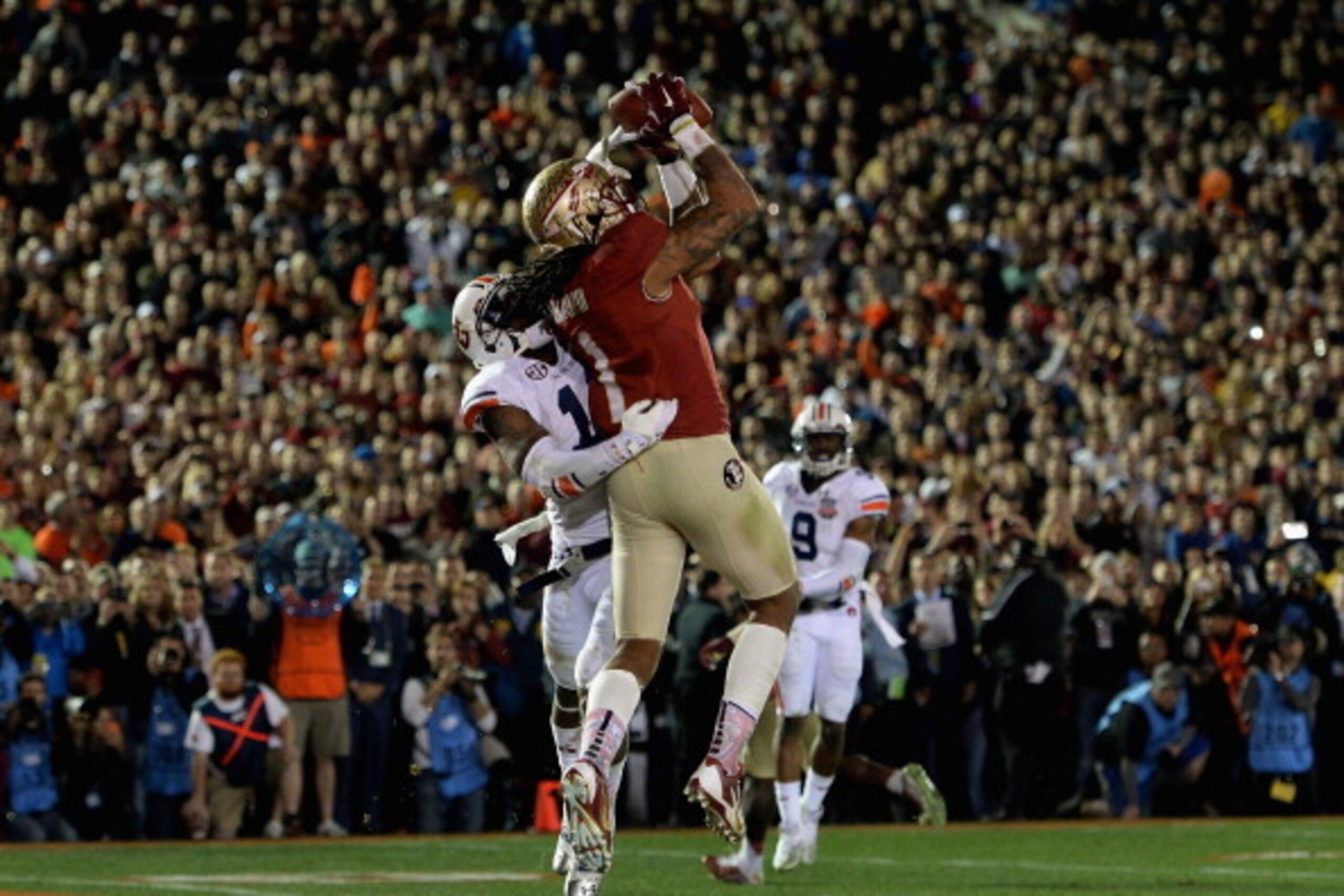 PASADENA, CA - JANUARY 06:  Wide receiver Kelvin Benjamin #1 of the Florida State Seminoles catches a 2-yard pass for a touchdown to take a 33-31 lead in the final moments of the fourth quarter during the 2014 Vizio BCS National Championship Game at the R
