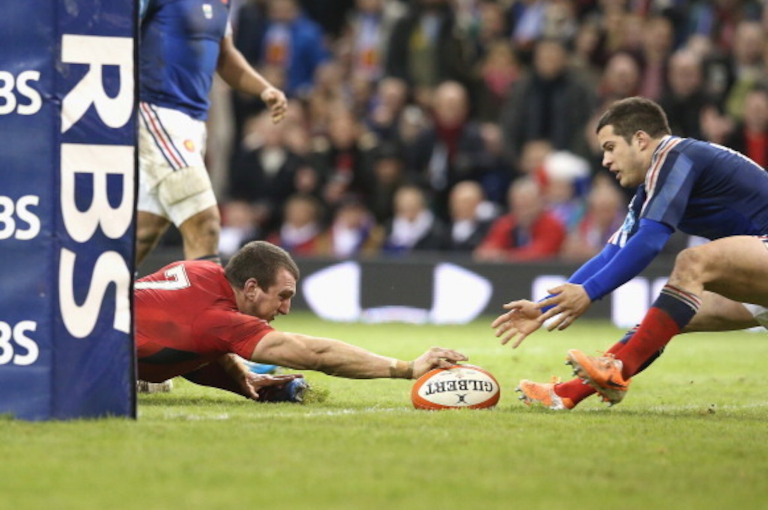 CARDIFF, WALES - FEBRUARY 21:  Sam Warburton of Wales stretches to score a try during the RBS Six Nations match between Wales and France at the Millennium Stadium on February 21, 2014 in Cardiff, Wales.  (Photo by David Rogers/Getty Images)