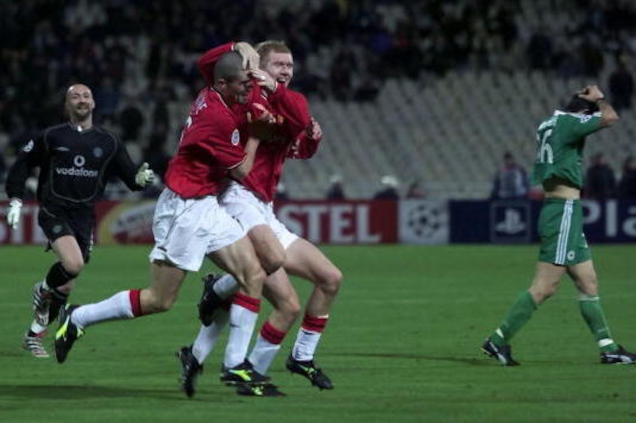 7 Mar 2001: Paul Scholes of Manchester United celebrates scoring with Roy Keane during the match between Panathinaikos and Manchester United in Group A of the UEFA Champions League at the Olympic Stadium, Athens, Greece. Digital Image.  Mandatory Credit:L