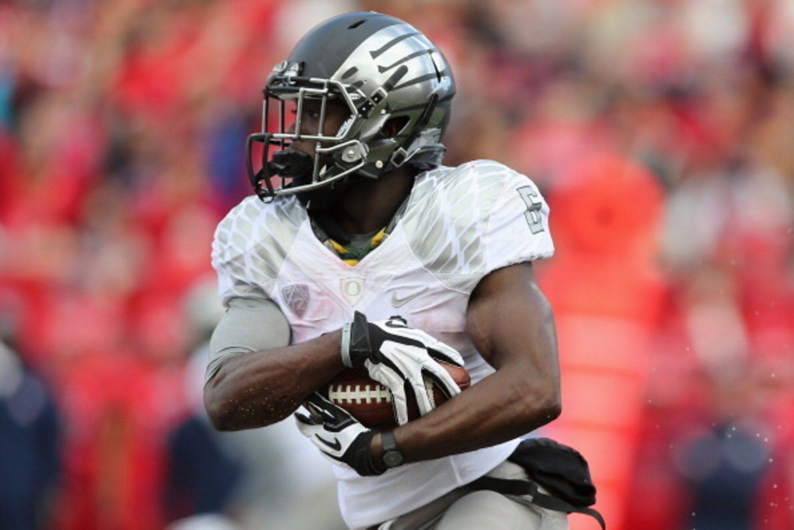 TUCSON, AZ - NOVEMBER 23:  Running back De'Anthony Thomas #6 of the Oregon Ducks rushes the football during the college football game against the Arizona Wildcats at Arizona Stadium on November 23, 2013 in Tucson, Arizona.  The Wildcats defeated the Ducks