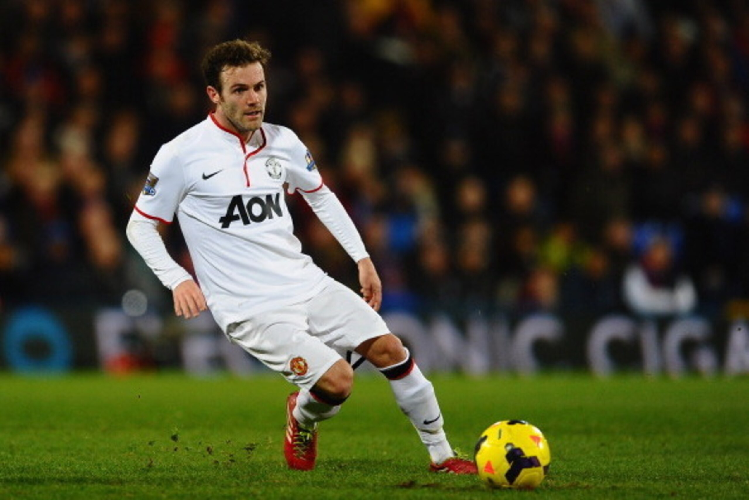 LONDON, ENGLAND - FEBRUARY 22:  Juan Mata of Manchester United in action during the Barclays Premier League match between Crystal Palace and Manchester United at Selhurst Park on February 22, 2014 in London, England.  (Photo by Laurence Griffiths/Getty Im