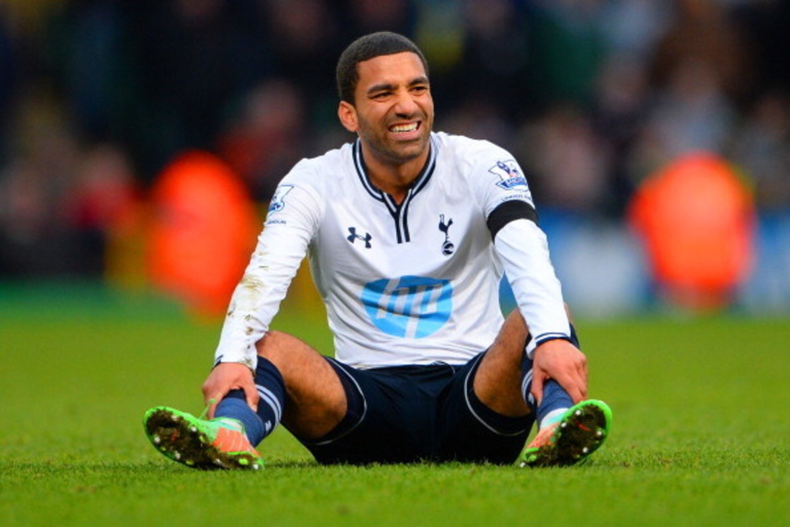 NORWICH, ENGLAND - FEBRUARY 23:  Aaron Lennon of Tottenham Hotspur reacts during the Barclays Premier League match between Norwich City and Tottenham Hotspur at Carrow Road on February 23, 2014 in Norwich, England.  (Photo by Michael Regan/Getty Images)
