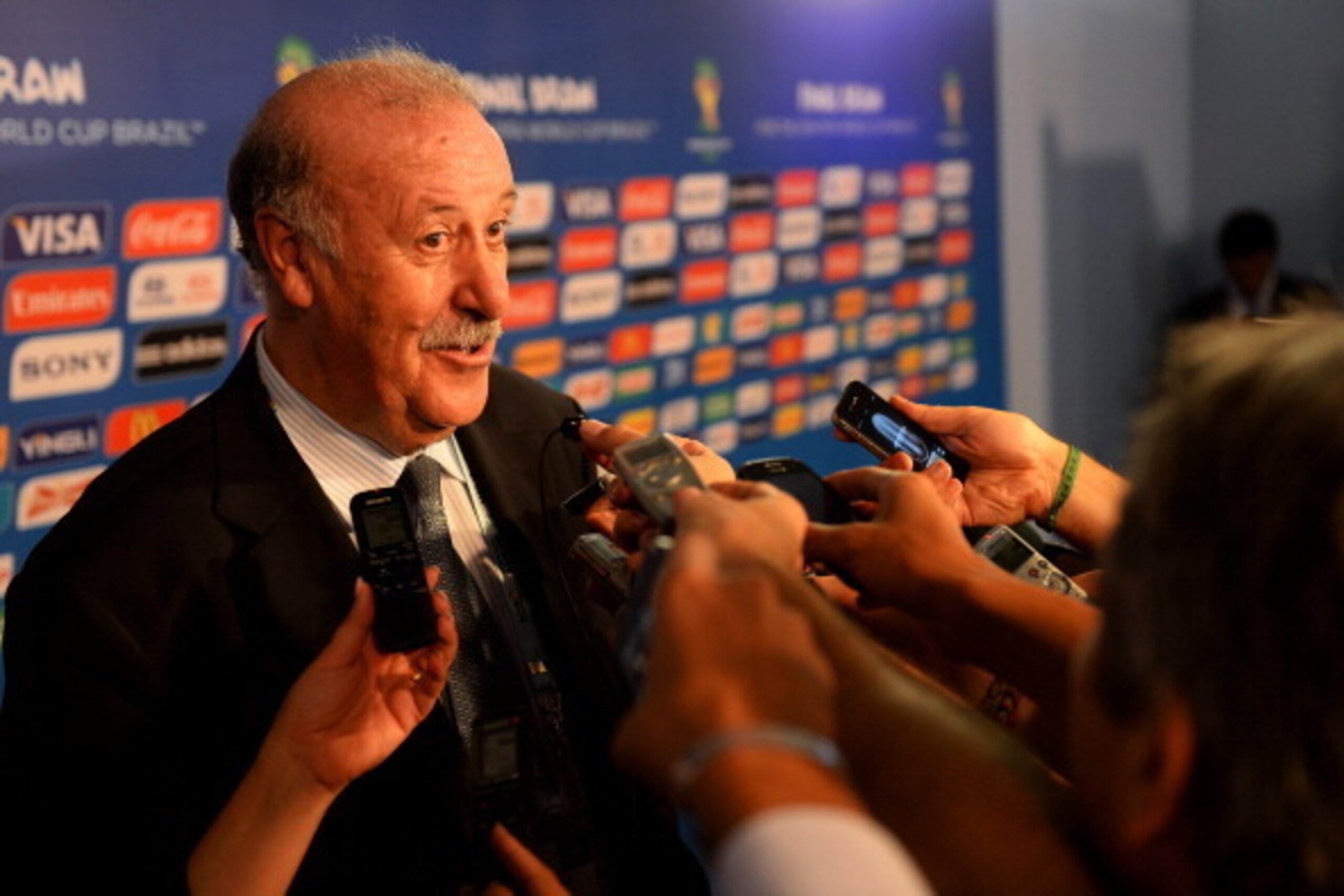 COSTA DO SAUIPE, BRAZIL - DECEMBER 06: Spain coach Vicente del Bosque speaks to members of the media after the Final Draw for the 2014 FIFA World Cup Brazil at Costa do Sauipe Resort on December 6, 2013 in Costa do Sauipe, Bahia, Brazil. (Photo by Buda COSTA DO SAUIPE, BRAZIL - DECEMBER 06: Spain coach Vicente del Bosque speaks to members of the media after the Final Draw for the 2014 FIFA World Cup Brazil at Costa do Sauipe Resort on December 6, 2013 in Costa do Sauipe, Bahia, Brazil. (Photo by Buda
