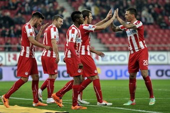 ATHENS,GREECE - FEBRUARY 5:  Olympiacos F.C. players celebrate during the Greek Superleague  match between Olympiacos F.C. and Panionios GSS at the Karaiskaki Stadium on February  5, 2014 in Piraeus near Athens. (Photo by Milos Bicanski/EuroFootball/Getty