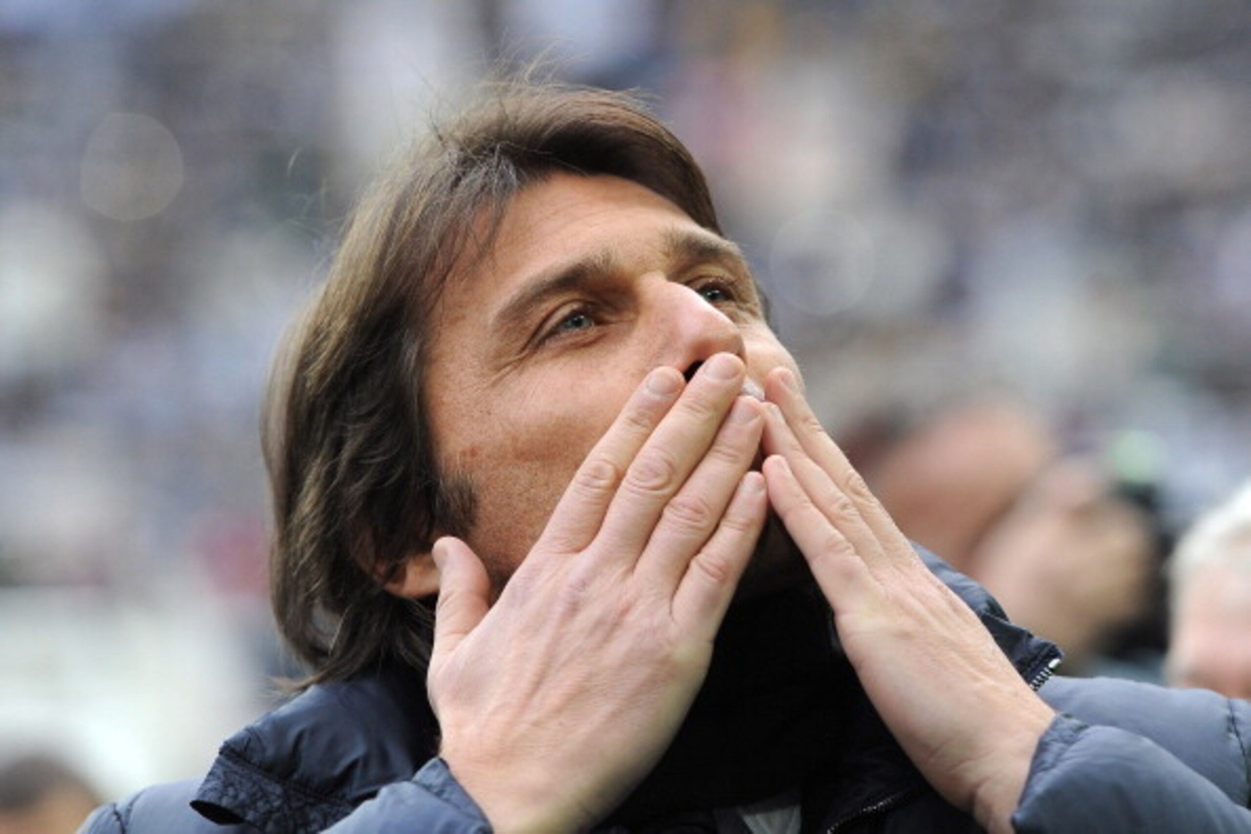 TURIN, ITALY - FEBRUARY 16:  Juventus head coach Antonio Conte salutes his fans prior to the Serie A match between Juventus and AC Chievo Verona at Juventus Arena on February 16, 2014 in Turin, Italy.  (Photo by Valerio Pennicino/Getty Images)