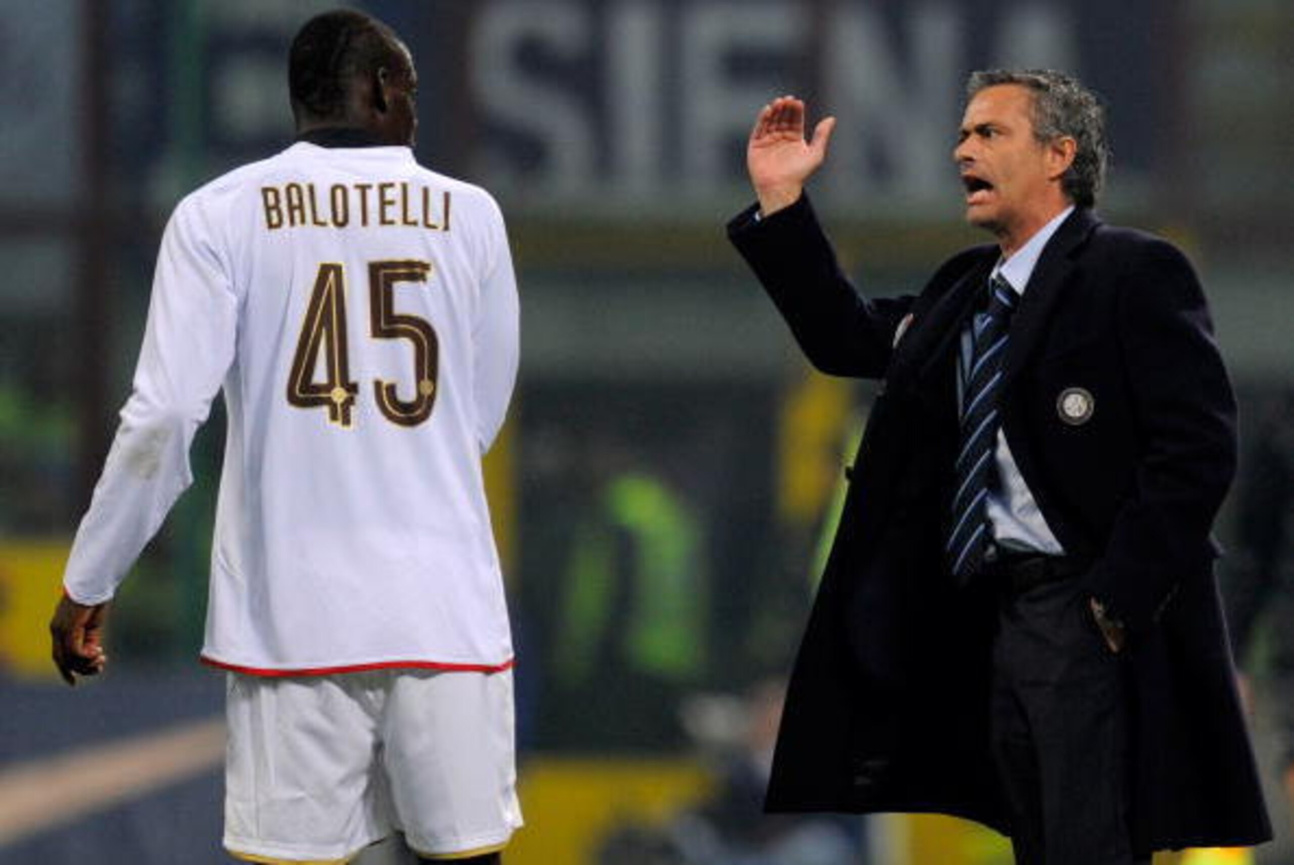 MILAN, ITALY - MARCH 15: Mario Balotelli receives instruction from Jose Mourinho of Inter during the Serie A match between Inter and Fiorentina at the Meazza Stadio on March 15, 2009 in Milan, Italy. (Photo by New Press/Getty Images) MILAN, ITALY - MARCH 15: Mario Balotelli receives instruction from Jose Mourinho of Inter during the Serie A match between Inter and Fiorentina at the Meazza Stadio on March 15, 2009 in Milan, Italy. (Photo by New Press/Getty Images)