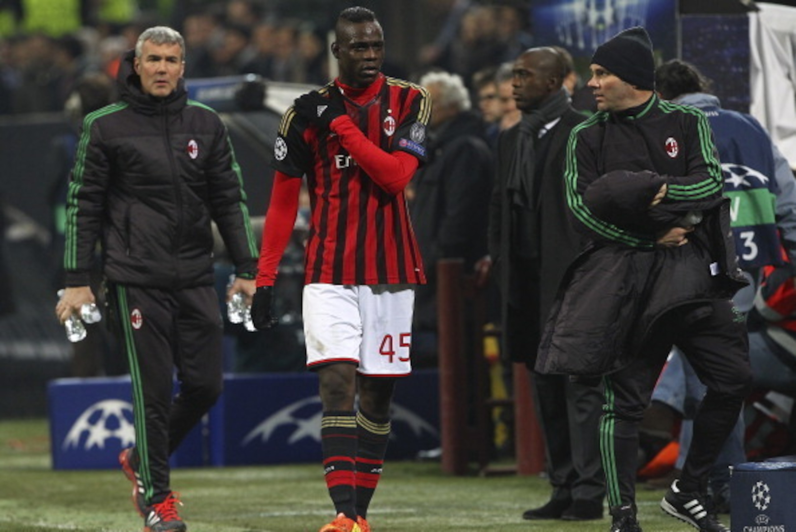 MILAN, ITALY - FEBRUARY 19: Mario Balotelli of AC Milan walks off with an injury during the UEFA Champions League Round of 16 match between AC Milan and Club Atletico de Madrid at Stadio Giuseppe Meazza on February 19, 2014 in Milan, Italy. (Photo by Ma MILAN, ITALY - FEBRUARY 19: Mario Balotelli of AC Milan walks off with an injury during the UEFA Champions League Round of 16 match between AC Milan and Club Atletico de Madrid at Stadio Giuseppe Meazza on February 19, 2014 in Milan, Italy. (Photo by Ma