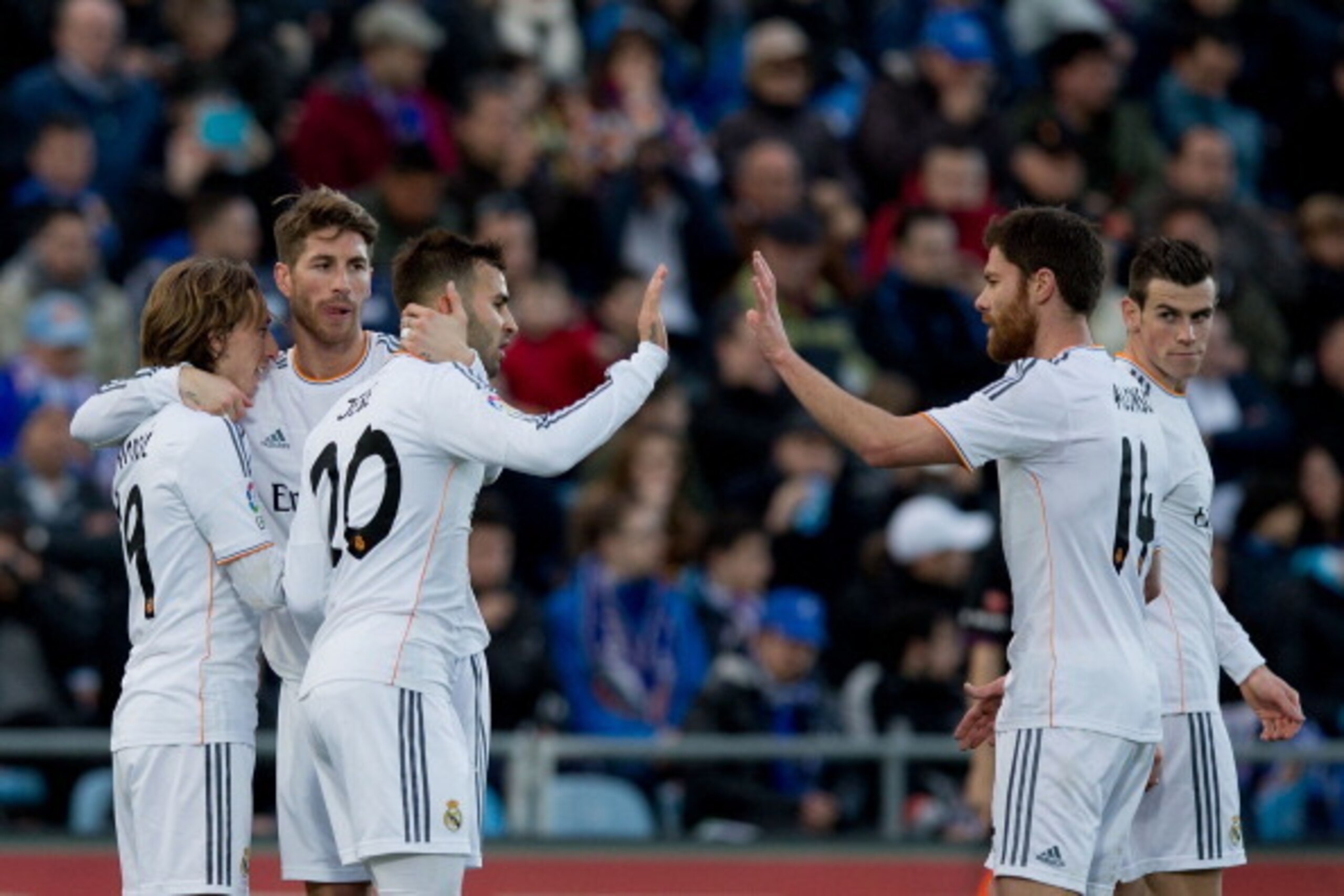 GETAFE, SPAIN - FEBRUARY 16: Luka Modric (L) of Real Madrid CF celebrates scoring their third goal with teammates Sergio Ramos (2ndL), Jese Rodriguez (3dL), Xabi Alonso (2ndR) and Gareth Bale (R) during the La Liga match between Getafe CF and Real Madrid 
