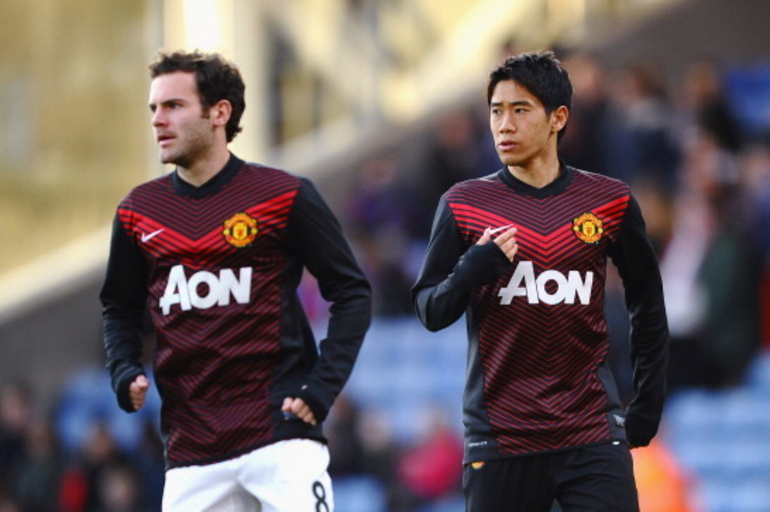 LONDON, ENGLAND - FEBRUARY 22: Juan Mata and Shinji Kagawa of Manchester United warm up prior to the Barclays Premier League match between Crystal Palace and Manchester United at Selhurst Park on February 22, 2014 in London, England.  (Photo by Laurence G