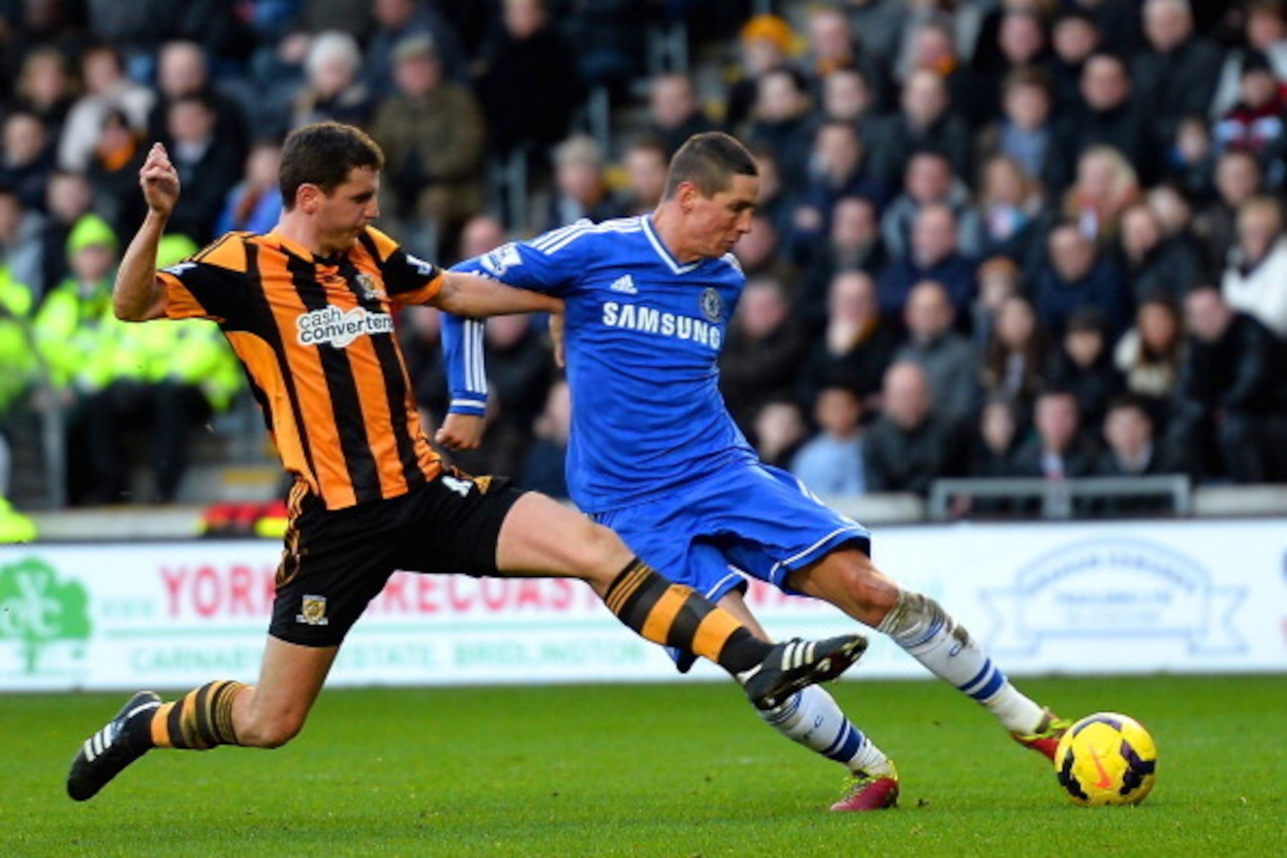 HULL, ENGLAND - JANUARY 11: Fernando Torres of Chelsea scores their second goal during the Barclays Premier League match between Hull City and Chelsea at KC Stadium on January 11, 2014 in Hull, England.  (Photo by Laurence Griffiths/Getty Images)