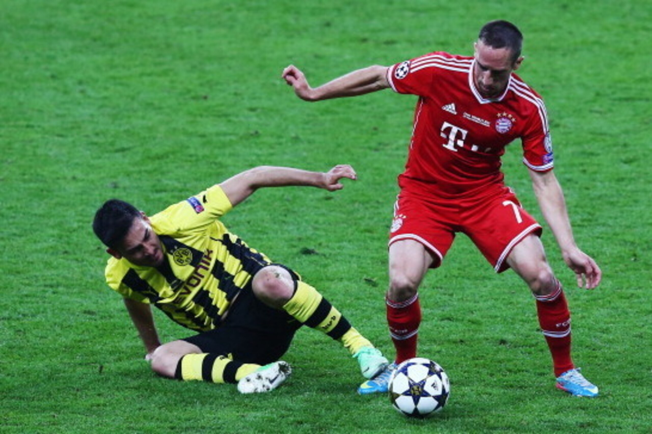 LONDON, ENGLAND - MAY 25:  Ilkay Gundogan of Borussia Dortmund tackles Franck Ribery of Bayern Muenchen during the UEFA Champions League final match between Borussia Dortmund and FC Bayern Muenchen at Wembley Stadium on May 25, 2013 in London, United King