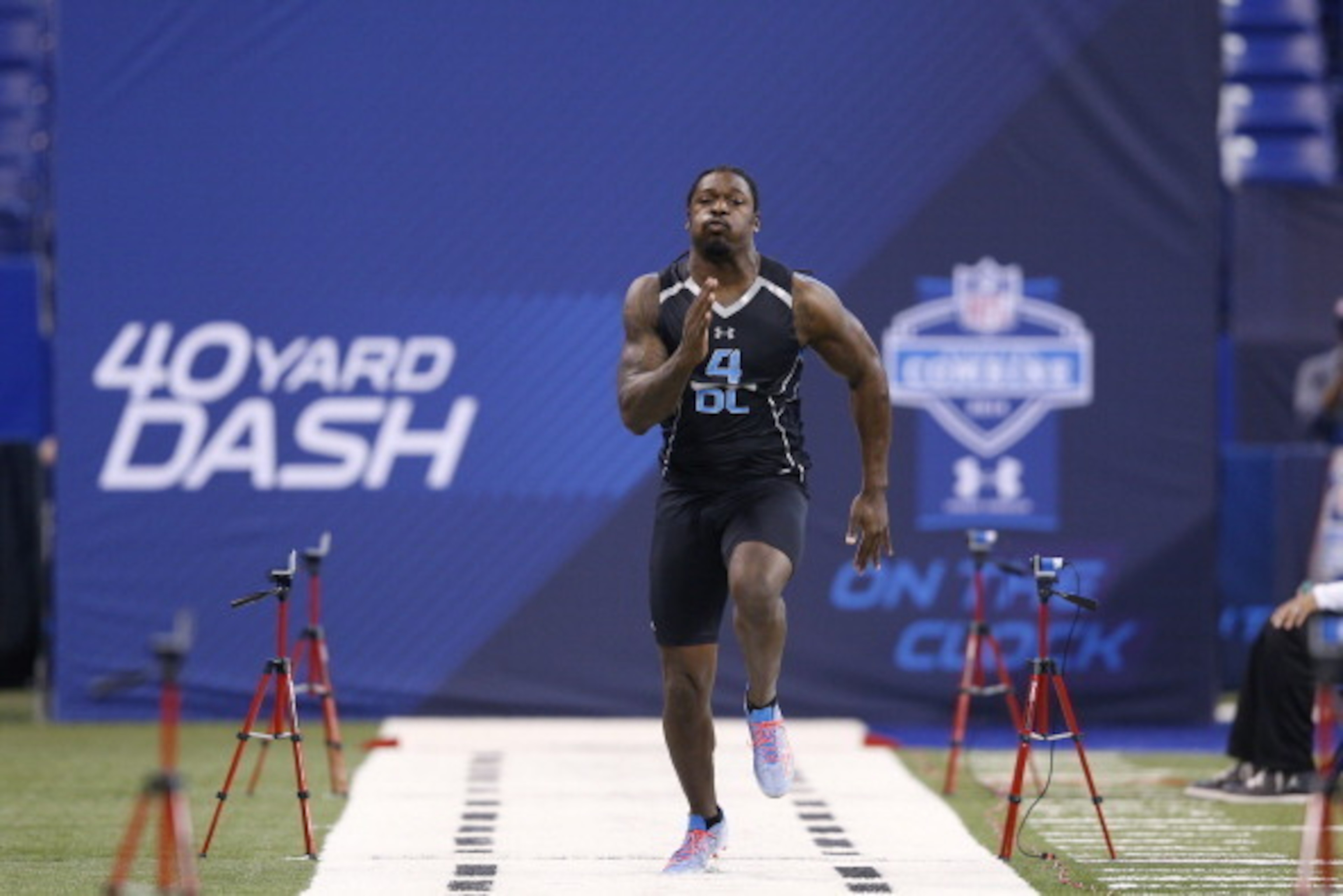 INDIANAPOLIS, IN - FEBRUARY 24: Former South Carolina defensive lineman Jadeveon Clowney runs the 40-yard dash during the 2014 NFL Combine at Lucas Oil Stadium on February 24, 2014 in Indianapolis, Indiana. (Photo by Joe Robbins/Getty Images) INDIANAPOLIS, IN - FEBRUARY 24: Former South Carolina defensive lineman Jadeveon Clowney runs the 40-yard dash during the 2014 NFL Combine at Lucas Oil Stadium on February 24, 2014 in Indianapolis, Indiana. (Photo by Joe Robbins/Getty Images)