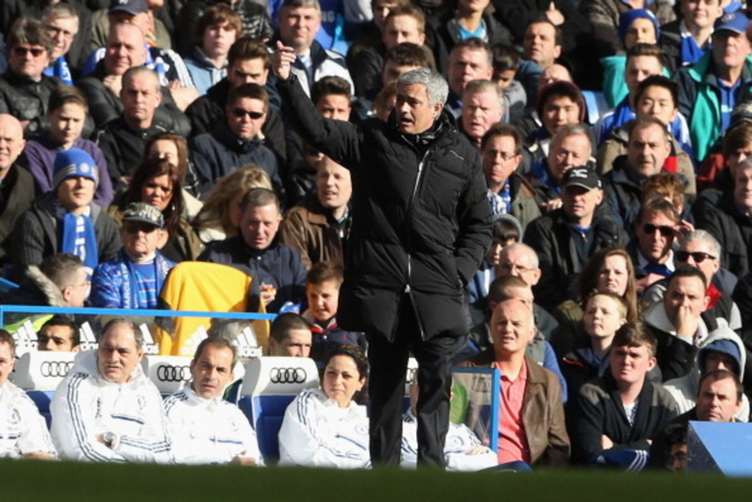 LONDON, ENGLAND - FEBRUARY 22:  Jose Mourinho manager of Chelsea signals during the Barclays Premier League match between Chelsea and Everton at Stamford Bridge on February 22, 2014 in London, England.  (Photo by Scott Heavey/Getty Images)