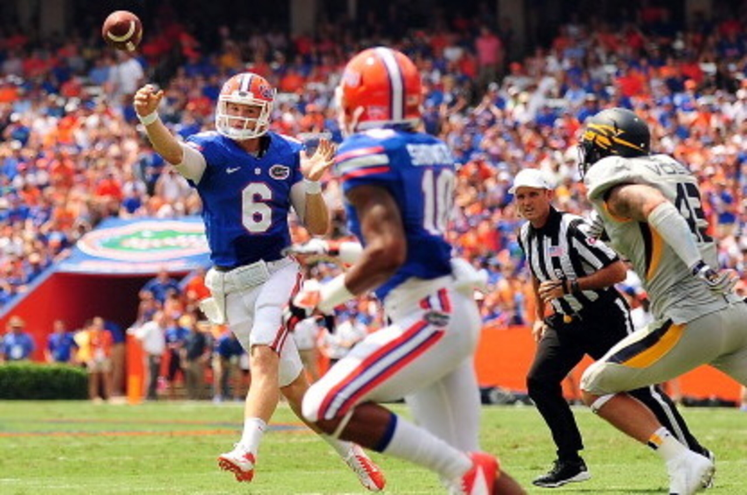 GAINESVILLE, FL - AUGUST 31:  Jeff Driskel #6 of the Florida Gators throws a pass to Valdez Showers #10  during a game against the Toledo Rockets at Ben Hill Griffin Stadium on August 31, 2013 in Gainesville, Florida.  (Photo by Stacy Revere/Getty Images)