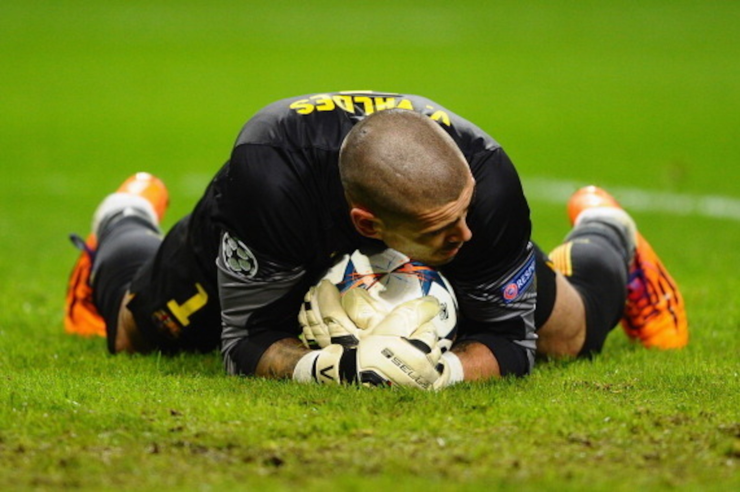 MANCHESTER, ENGLAND - FEBRUARY 18:   Victor Valdes of Barcelona makes a save during the UEFA Champions League Round of 16 first leg match between Manchester City and Barcelona at the Etihad Stadium on February 18, 2014 in Manchester, England.  (Photo by L
