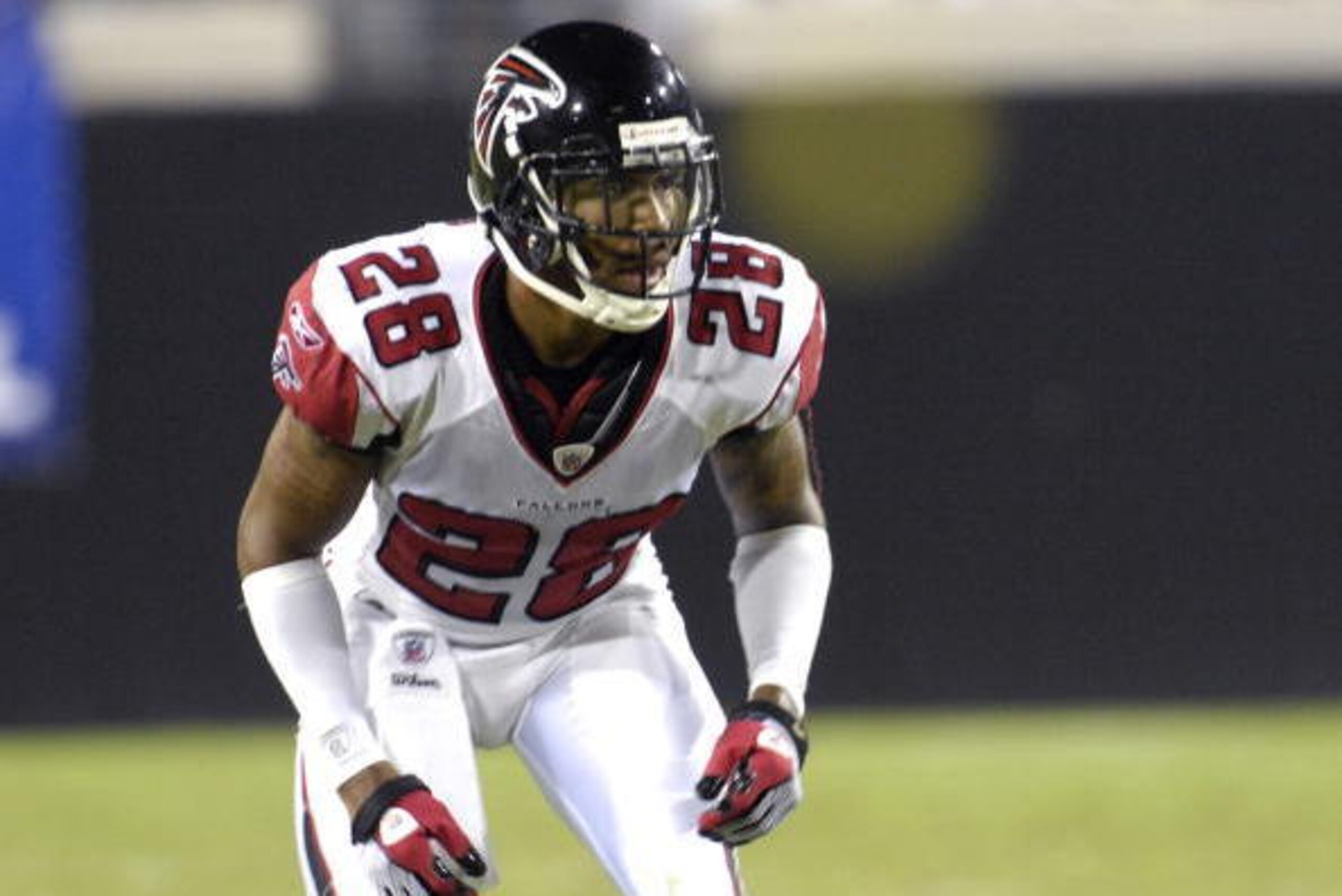 JACKSONVILLE, FL - AUGUST 9: Safety Thomas DeCoud #28 of the Atlanta Falcons sets on defense against the Jacksonville Jaguars at Jacksonville Municipal Stadium on August 9, 2008 in Jacksonville, Florida.   (Photo by Al Messerschmidt/Getty Images)