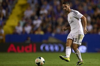 VALENCIA, SPAIN - OCTOBER 05:  Isco of Real Madrid in action during the La Liga match between Levante UD and Real Madrid at Ciutat de Valencia on October 5, 2013 in Valencia, Spain.  (Photo by Manuel Queimadelos Alonso/Getty Images)